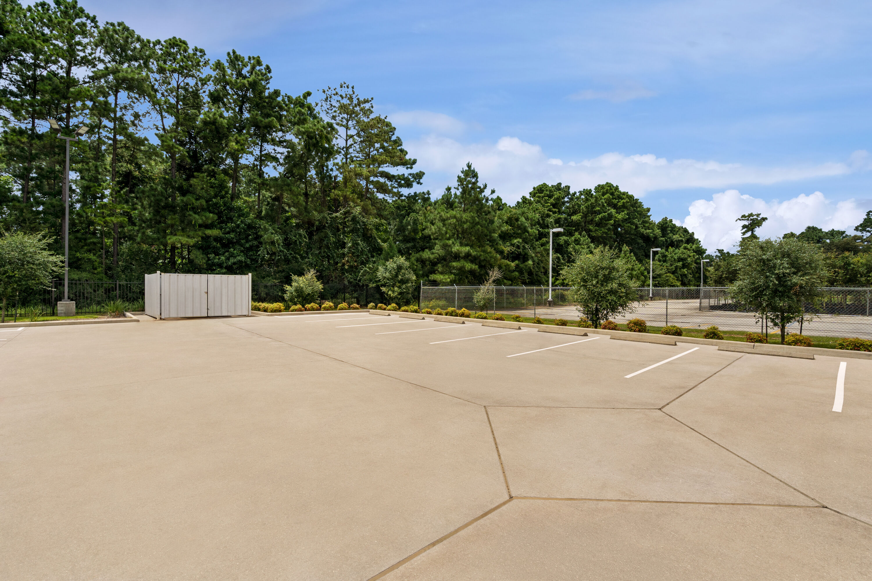 Side Exterior Image of Baymont by Wyndham Kingwood hotel in Kingwood, Texas