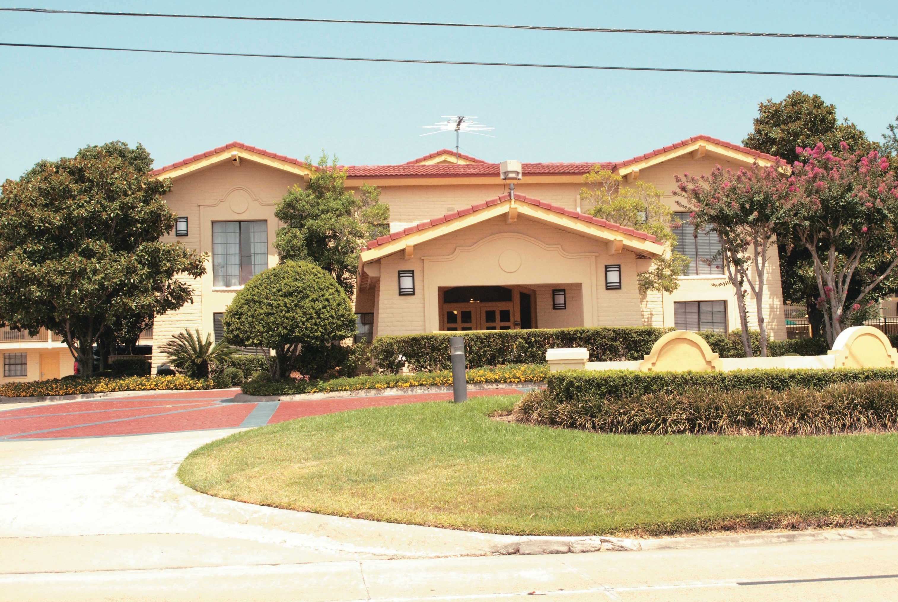 Exterior of Baymont by Wyndham Houston La Porte hotel in La Porte, Texas