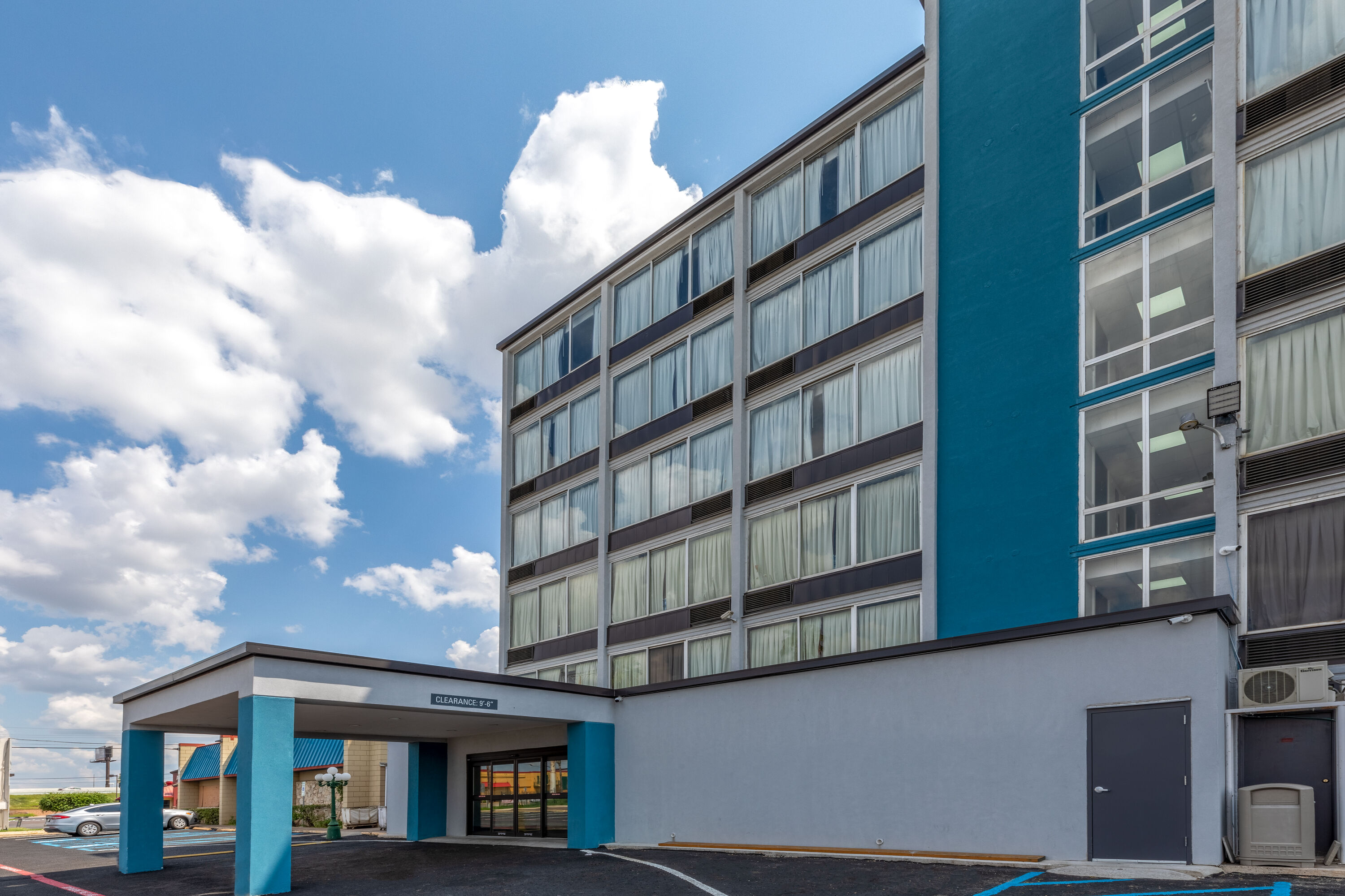 Exterior Day Image of Baymont by Wyndham Laredo hotel in Laredo, Texas