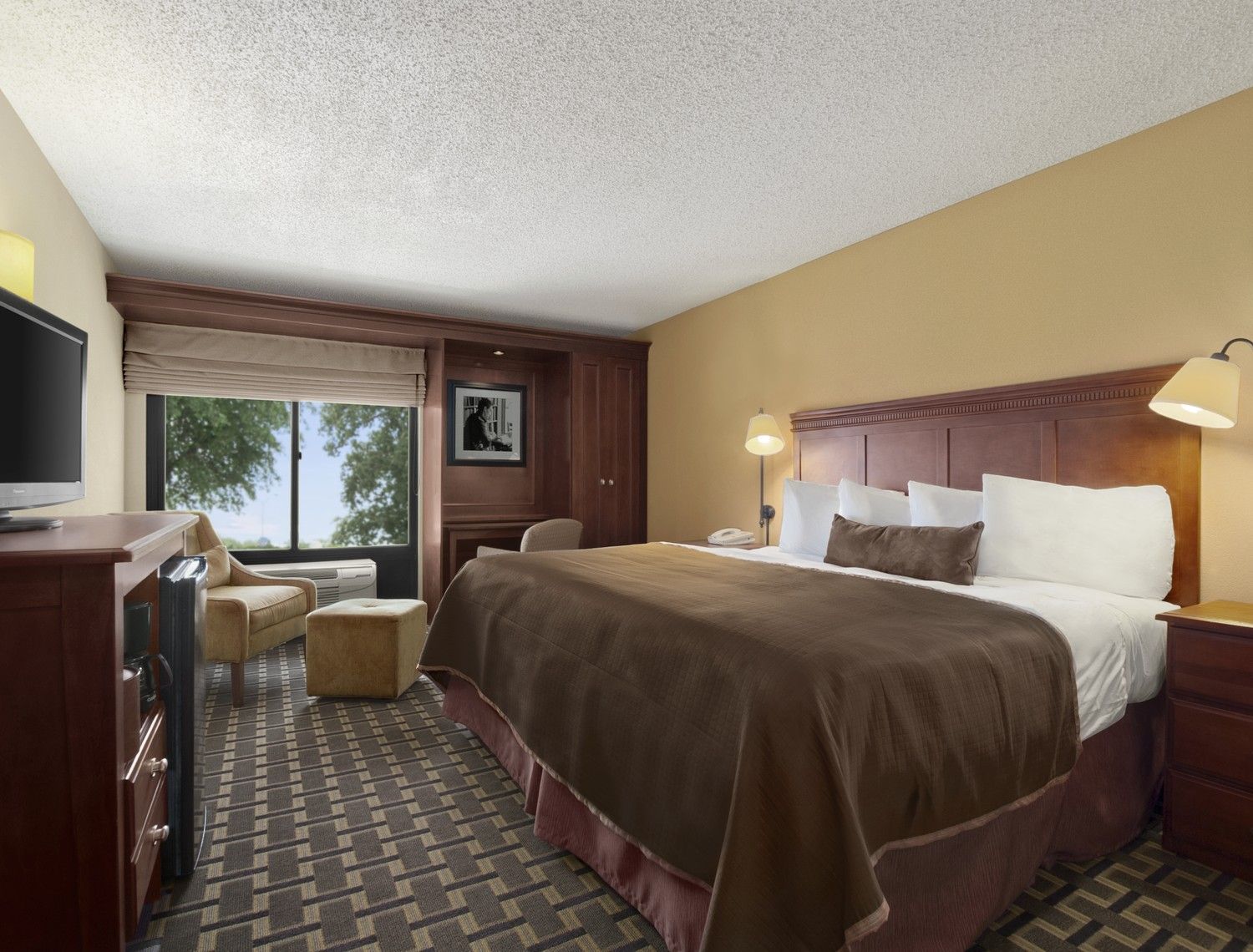 Guest room at the Baymont by Wyndham Lewisville in Lewisville, Texas