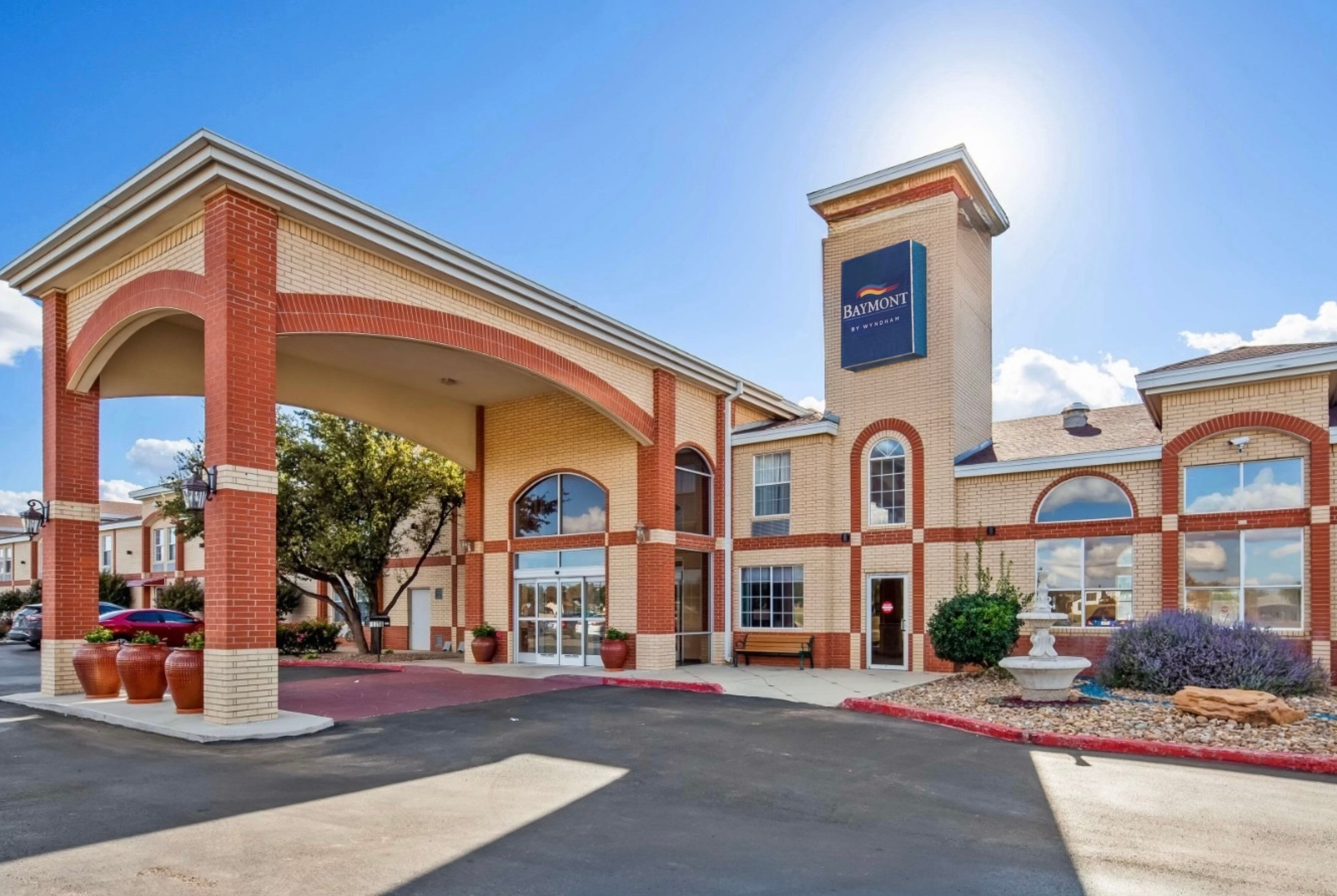 Exterior of Baymont by Wyndham Lubbock hotel in Lubbock, Texas