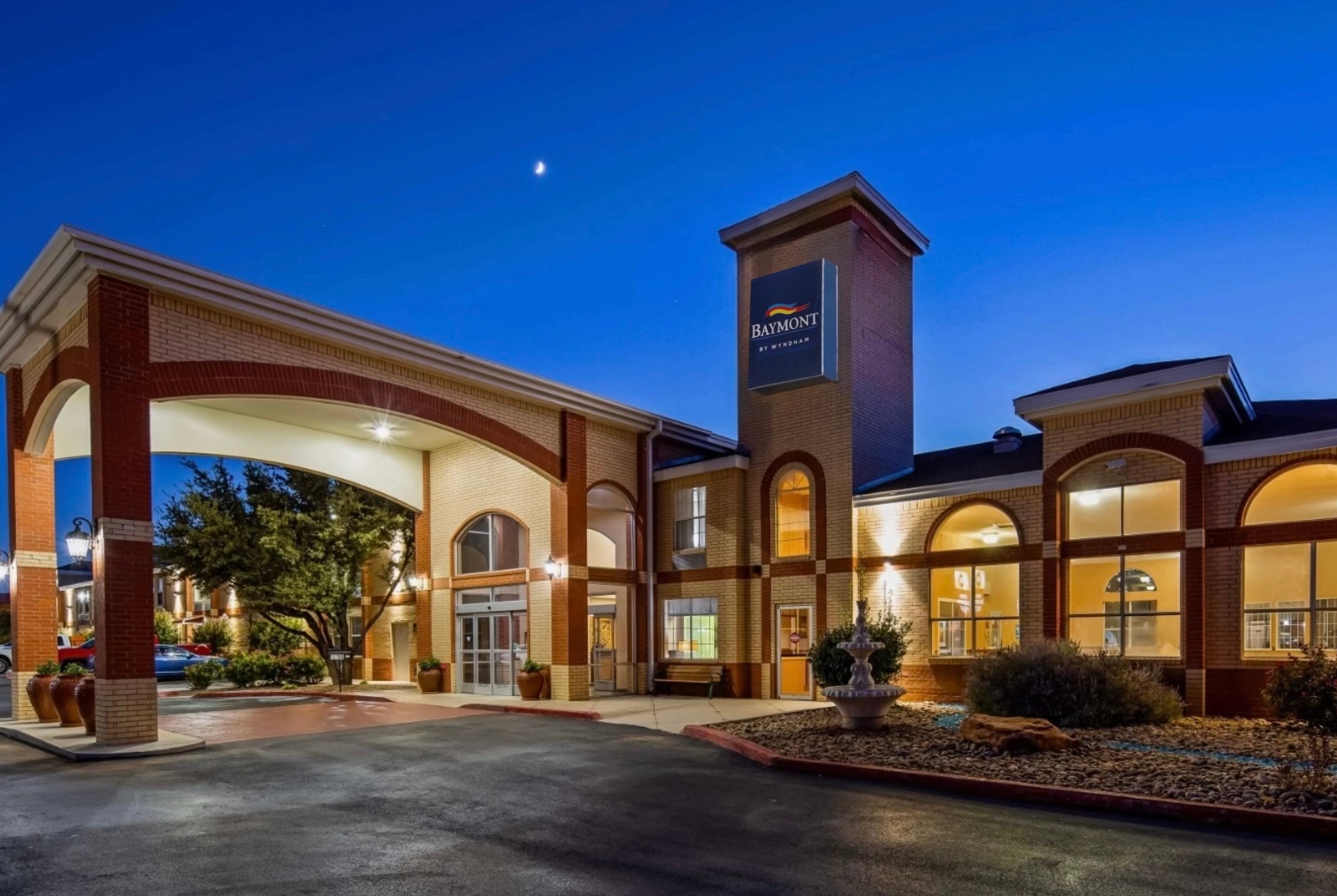 Exterior of Baymont by Wyndham Lubbock hotel in Lubbock, Texas