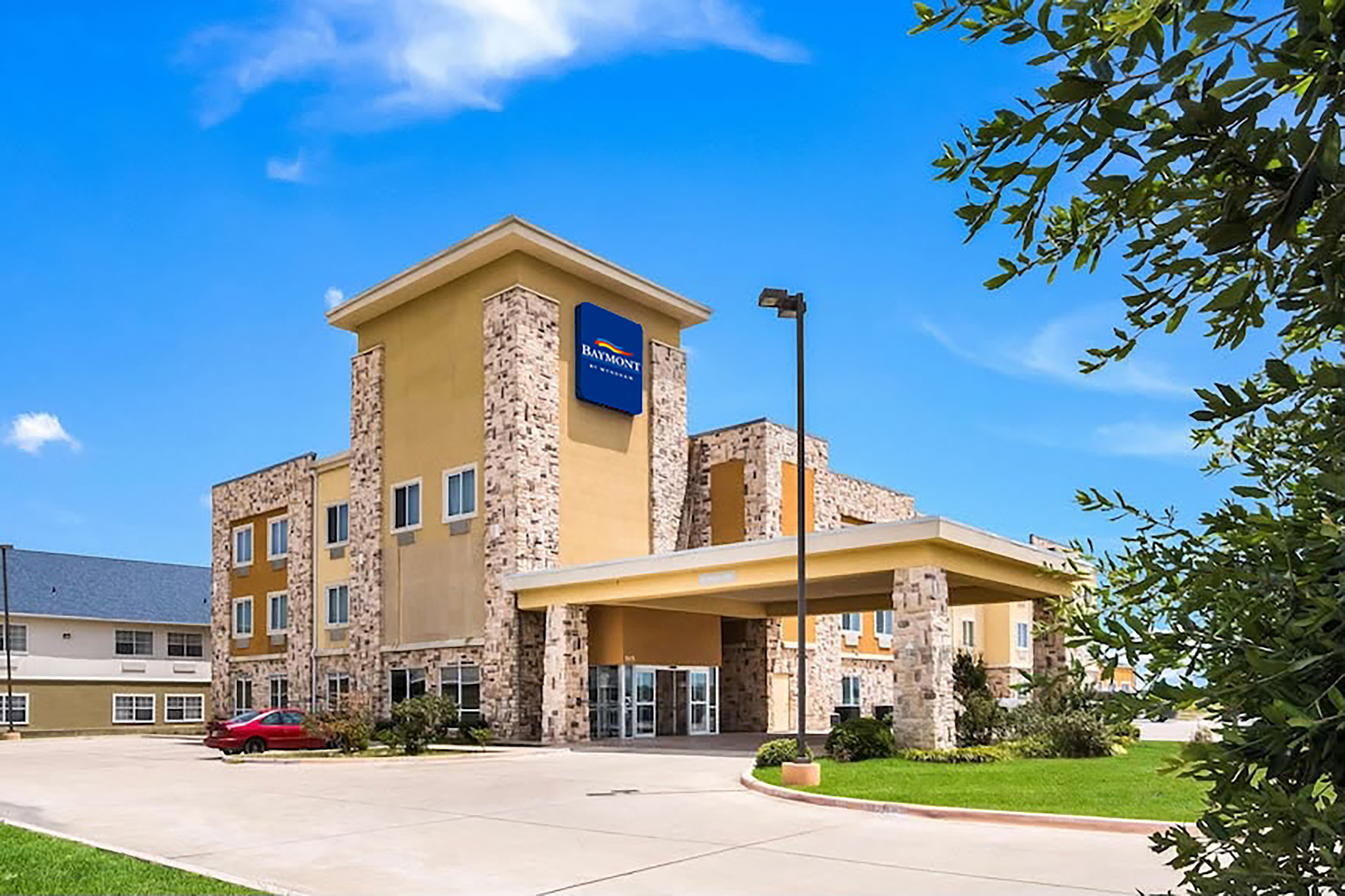 Exterior of Baymont by Wyndham Mineral Wells hotel in Mineral Wells, Texas