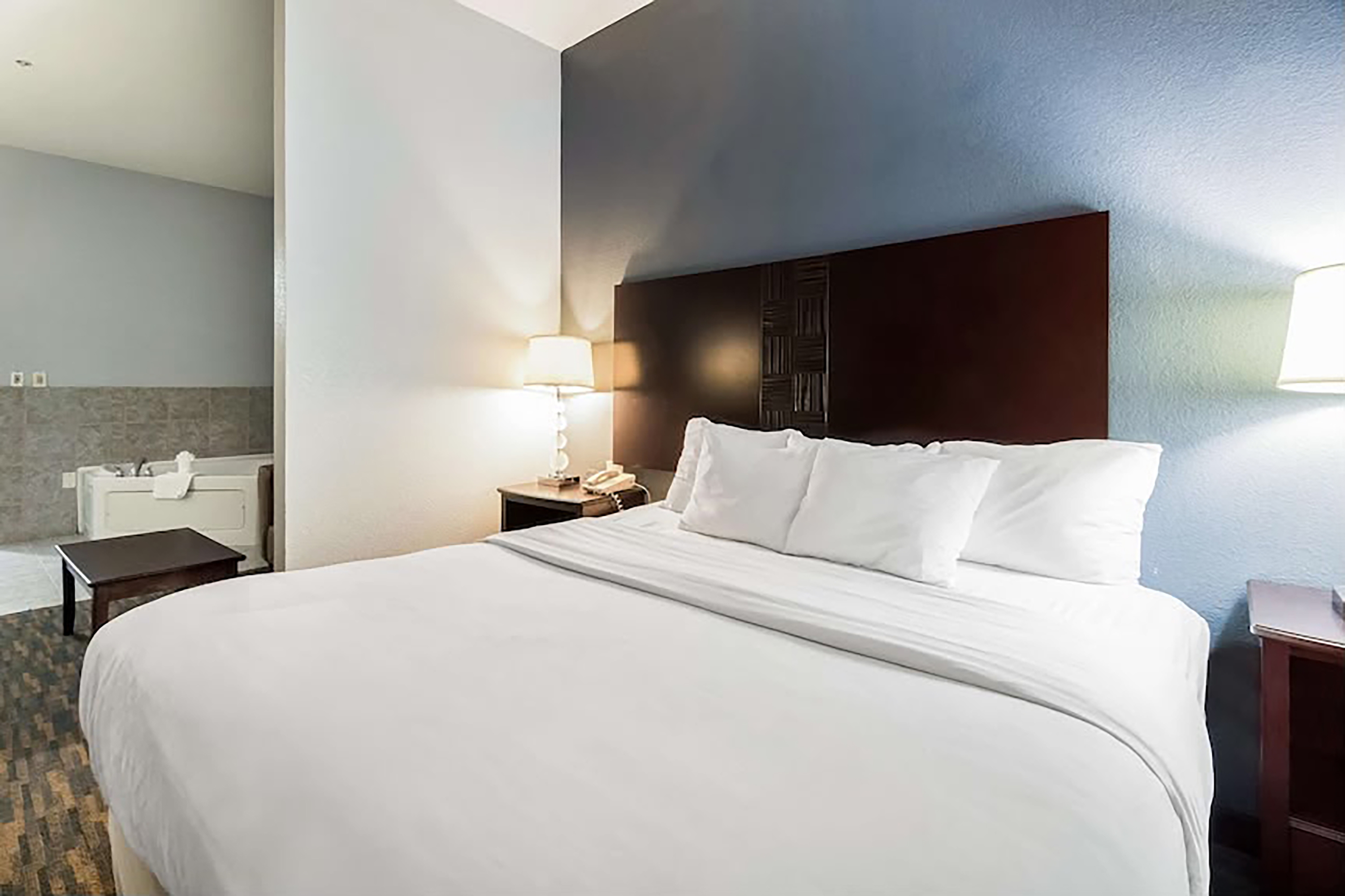 Guest room at the Baymont by Wyndham Mineral Wells in Mineral Wells, Texas