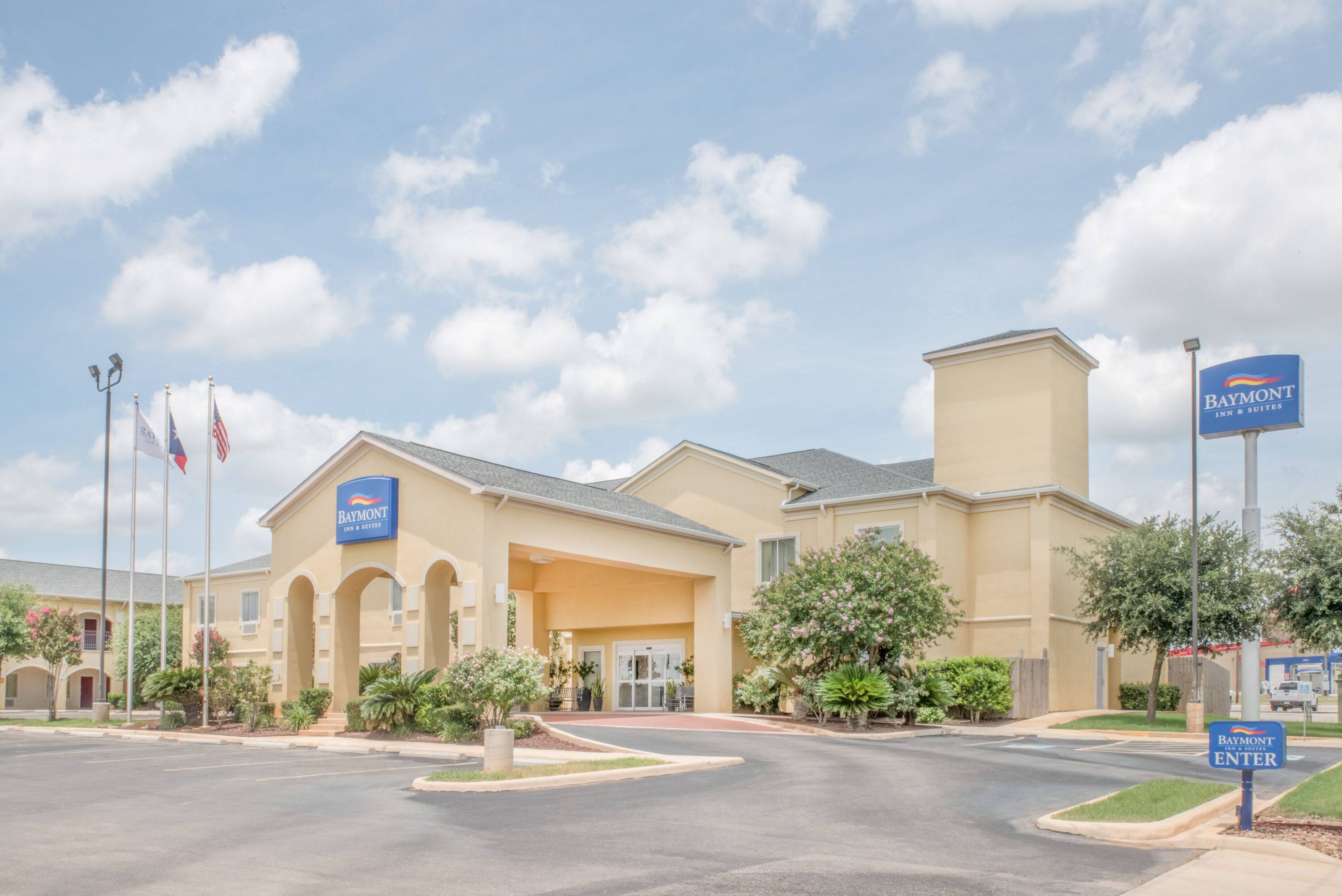 Baymont By Wyndham Pearsall Hotels Tx 78061