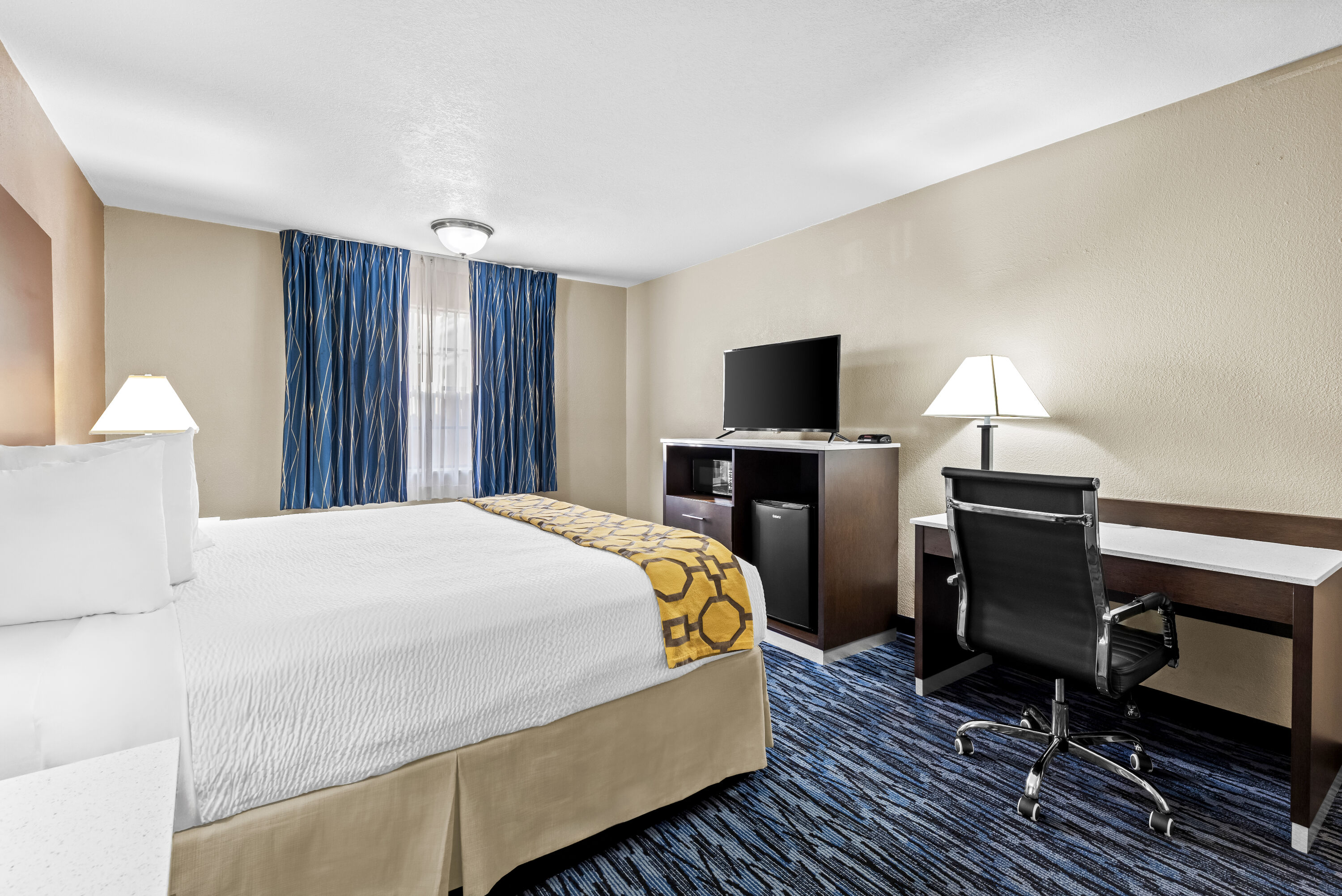 King bed guest room at the Baymont by Wyndham Port Arthur/Groves Area in Port Arthur, Texas