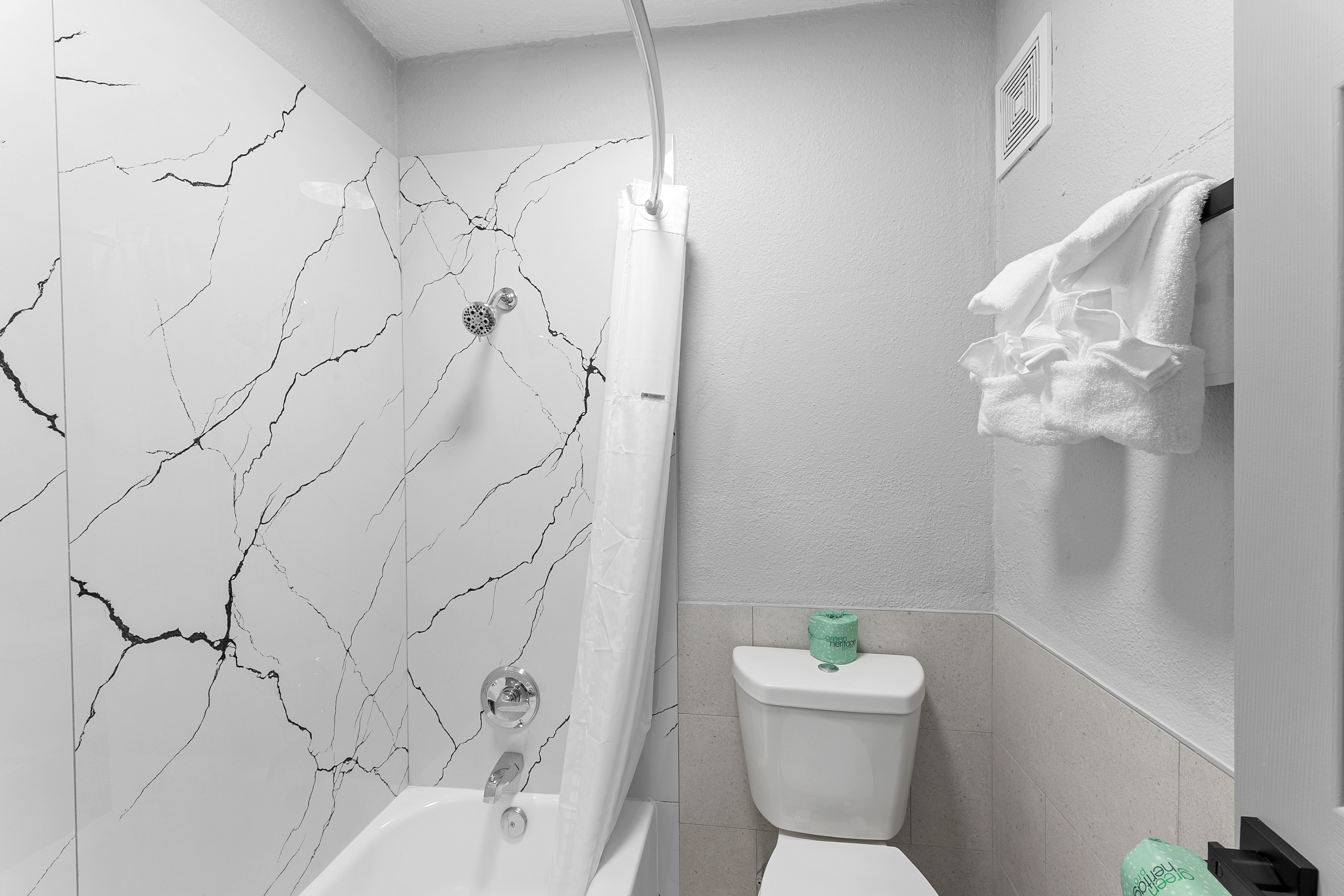 Guest room bath at the Baymont by Wyndham San Antonio Downtown in San Antonio, Texas