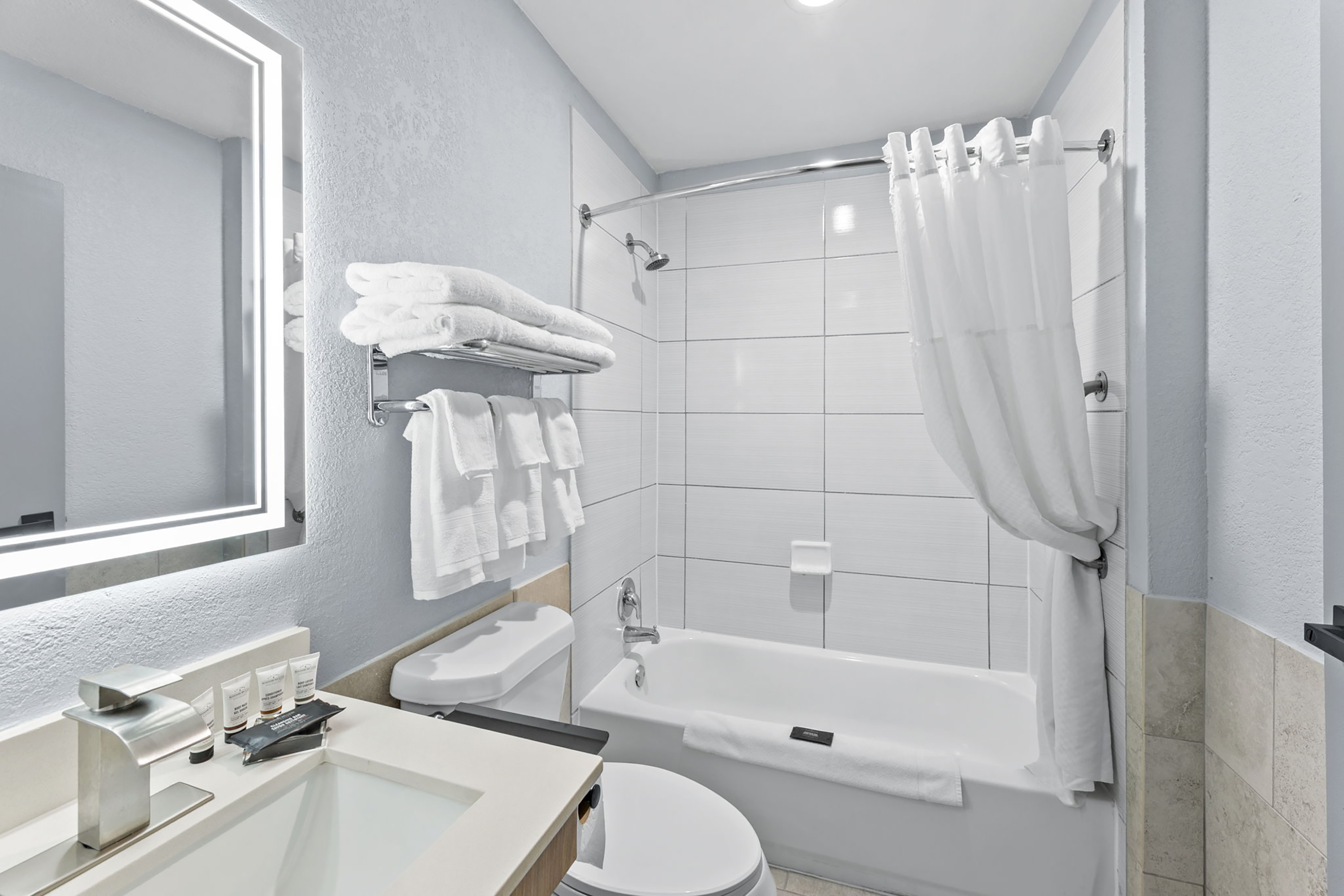 Guest room bath at the Baymont by Wyndham San Antonio Downtown in San Antonio, Texas