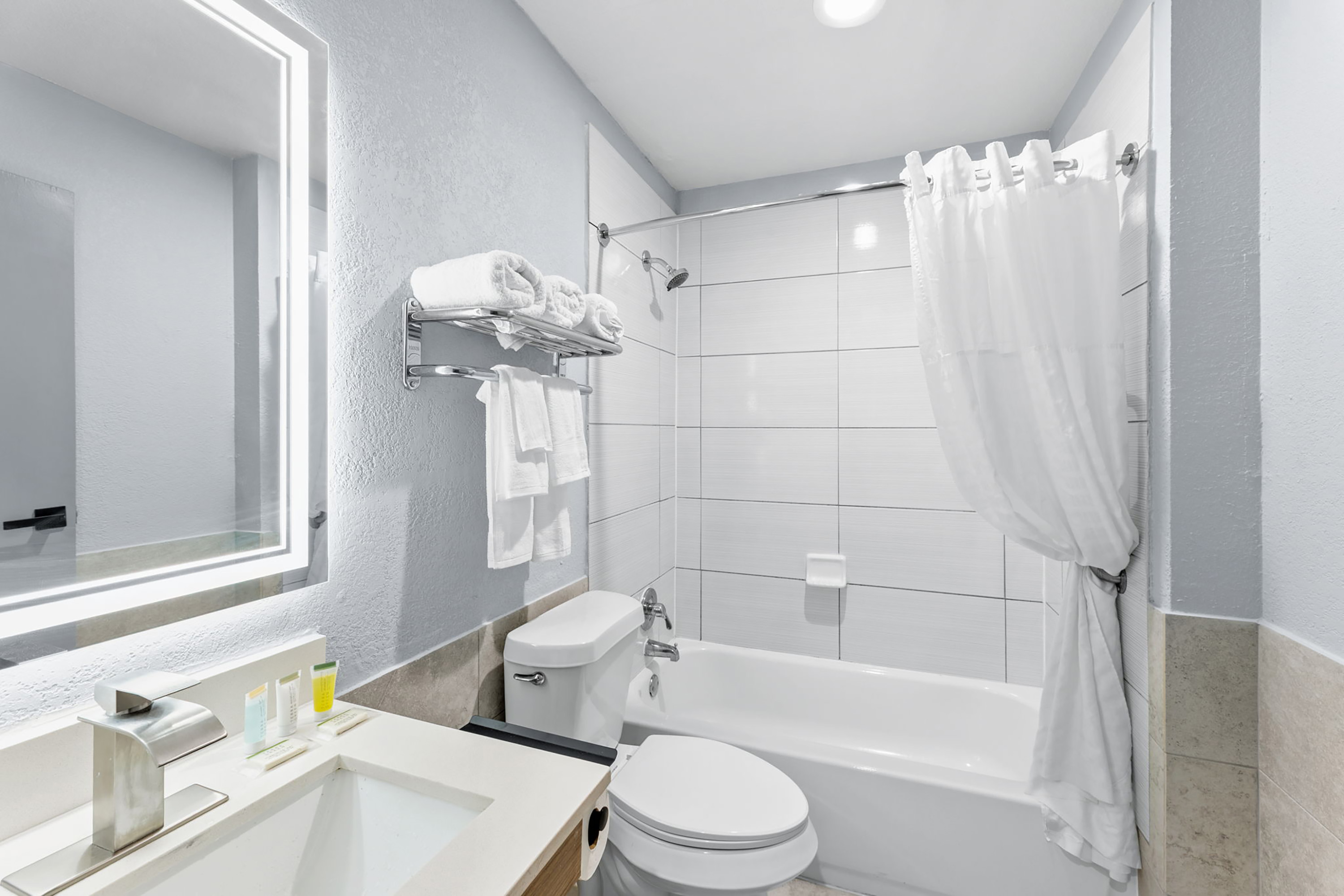 Guest room bath at the Baymont by Wyndham San Antonio Downtown in San Antonio, Texas