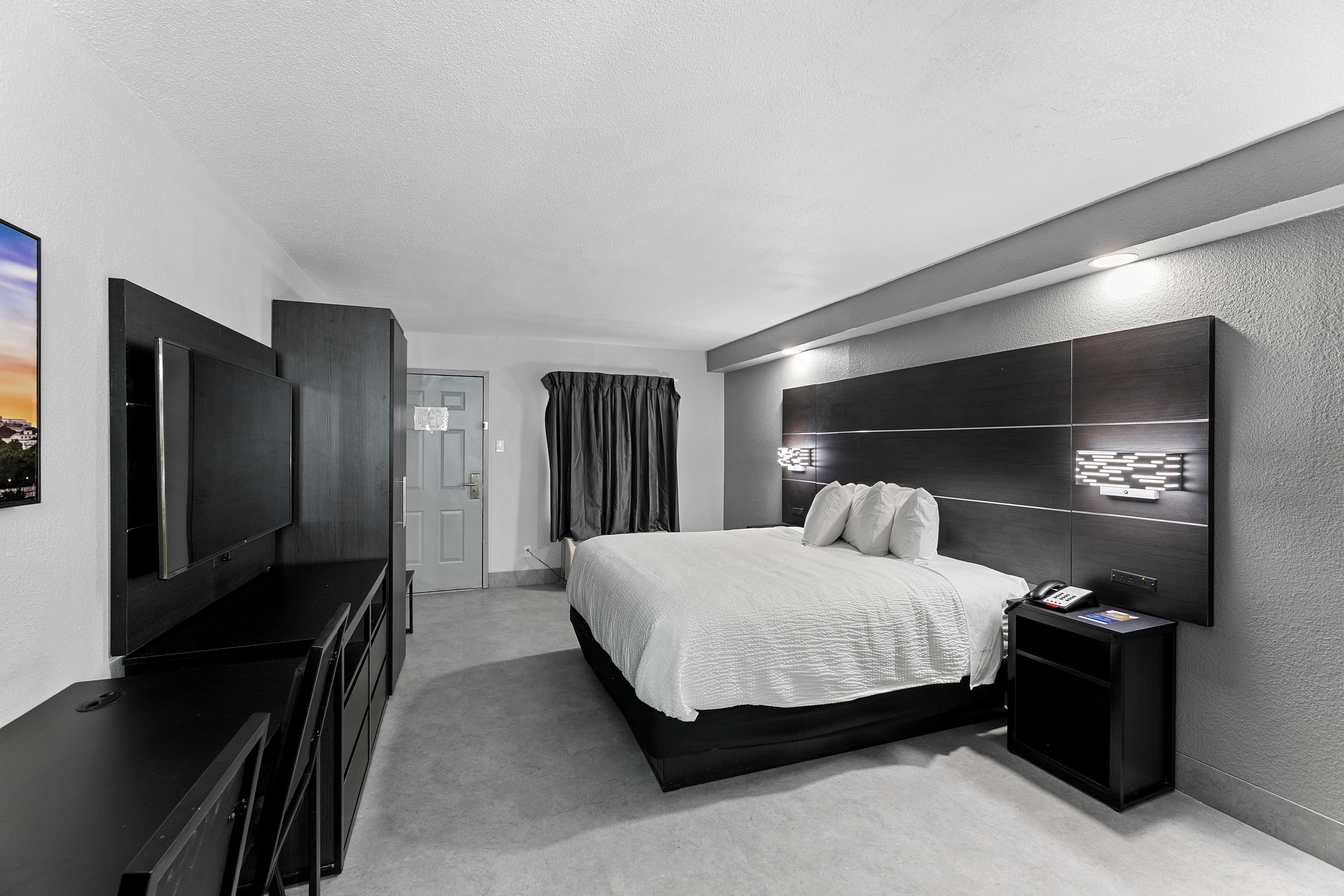 Guest room at the Baymont by Wyndham San Antonio Downtown in San Antonio, Texas