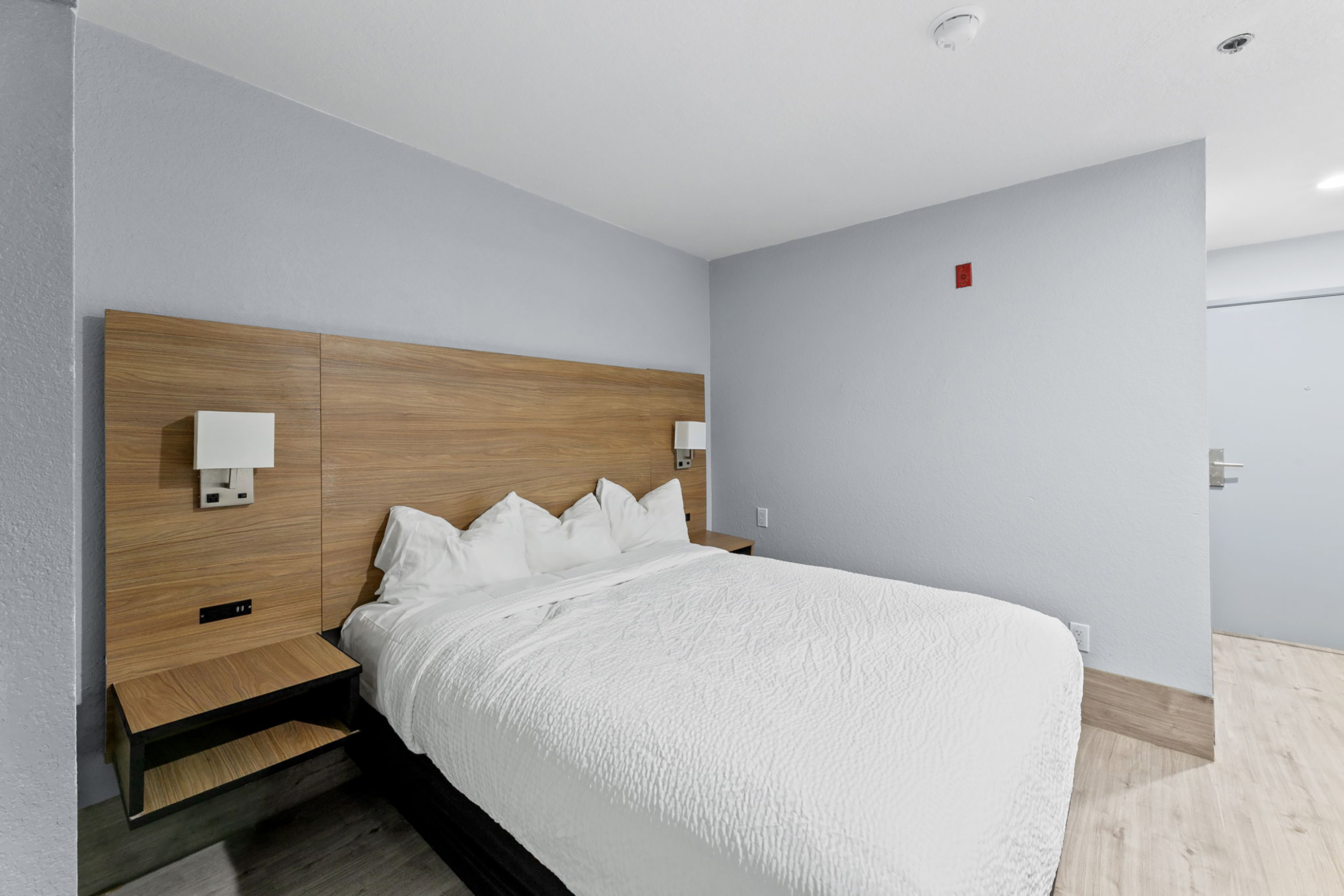 Guest room at the Baymont by Wyndham San Antonio Downtown in San Antonio, Texas