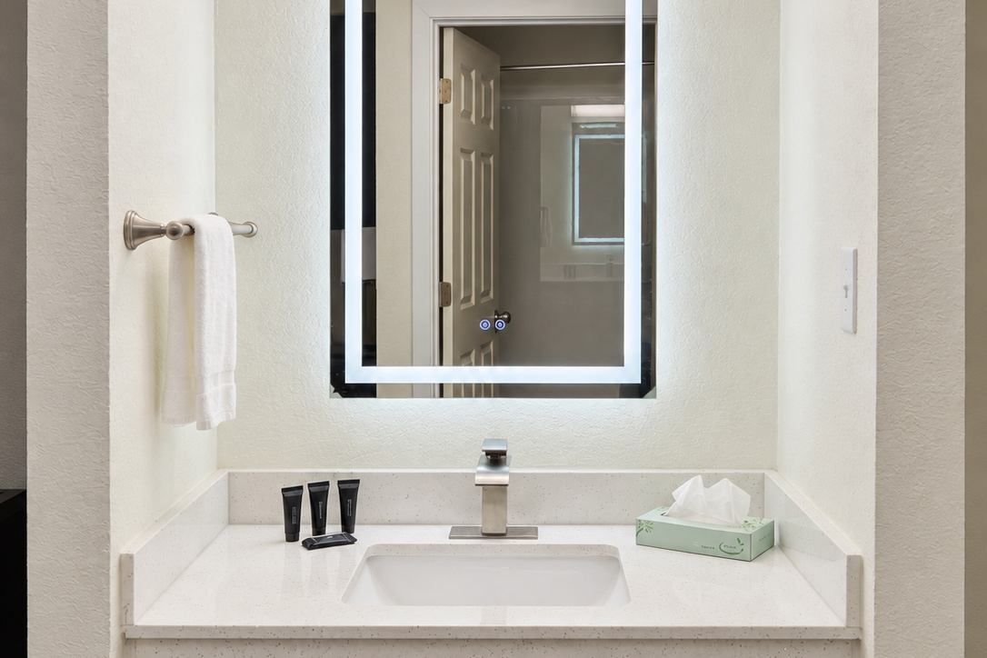 Guest room bath at the Baymont by Wyndham San Antonio Northeast in San Antonio, Texas