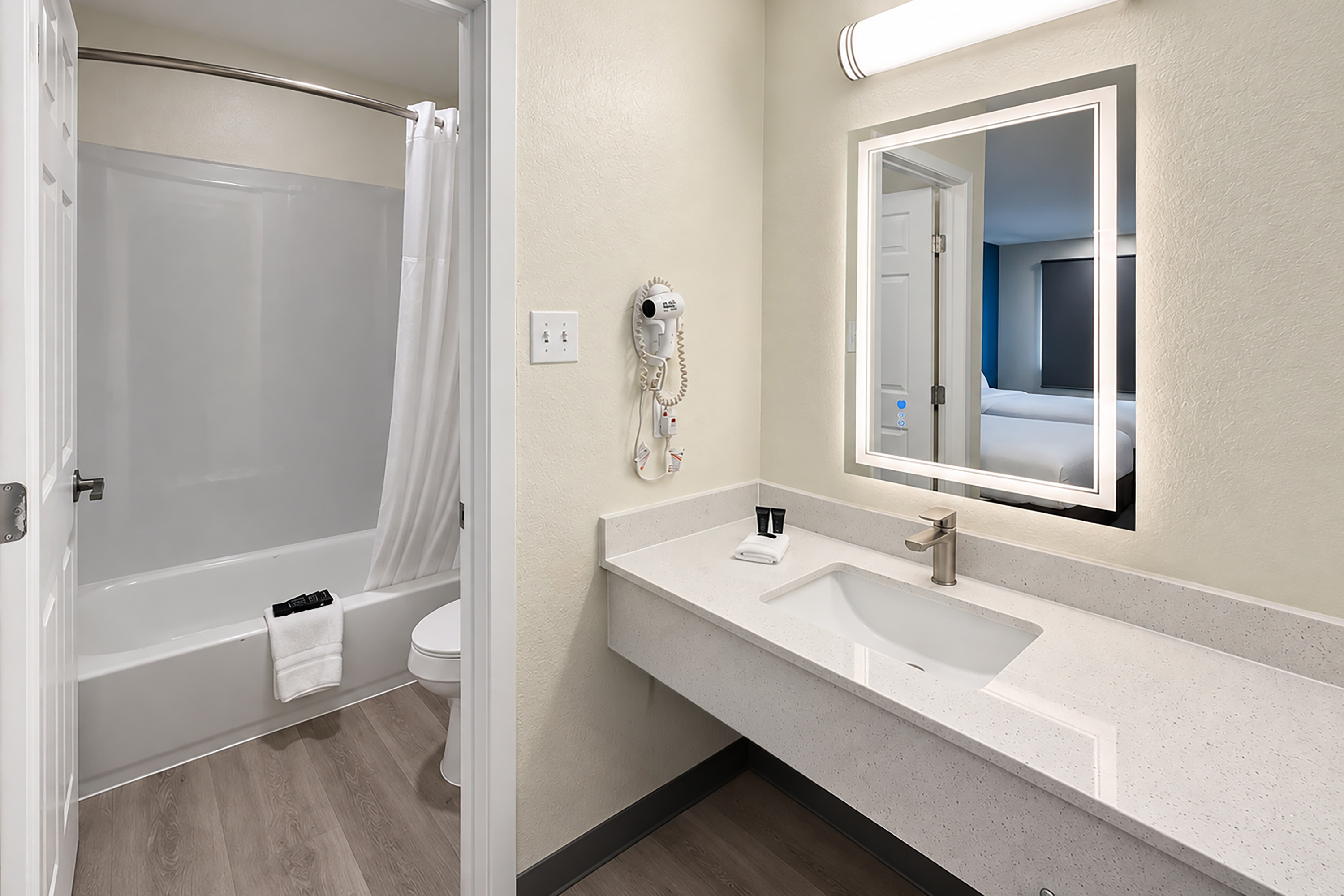 Guest room bath at the Baymont by Wyndham San Antonio Northeast in San Antonio, Texas