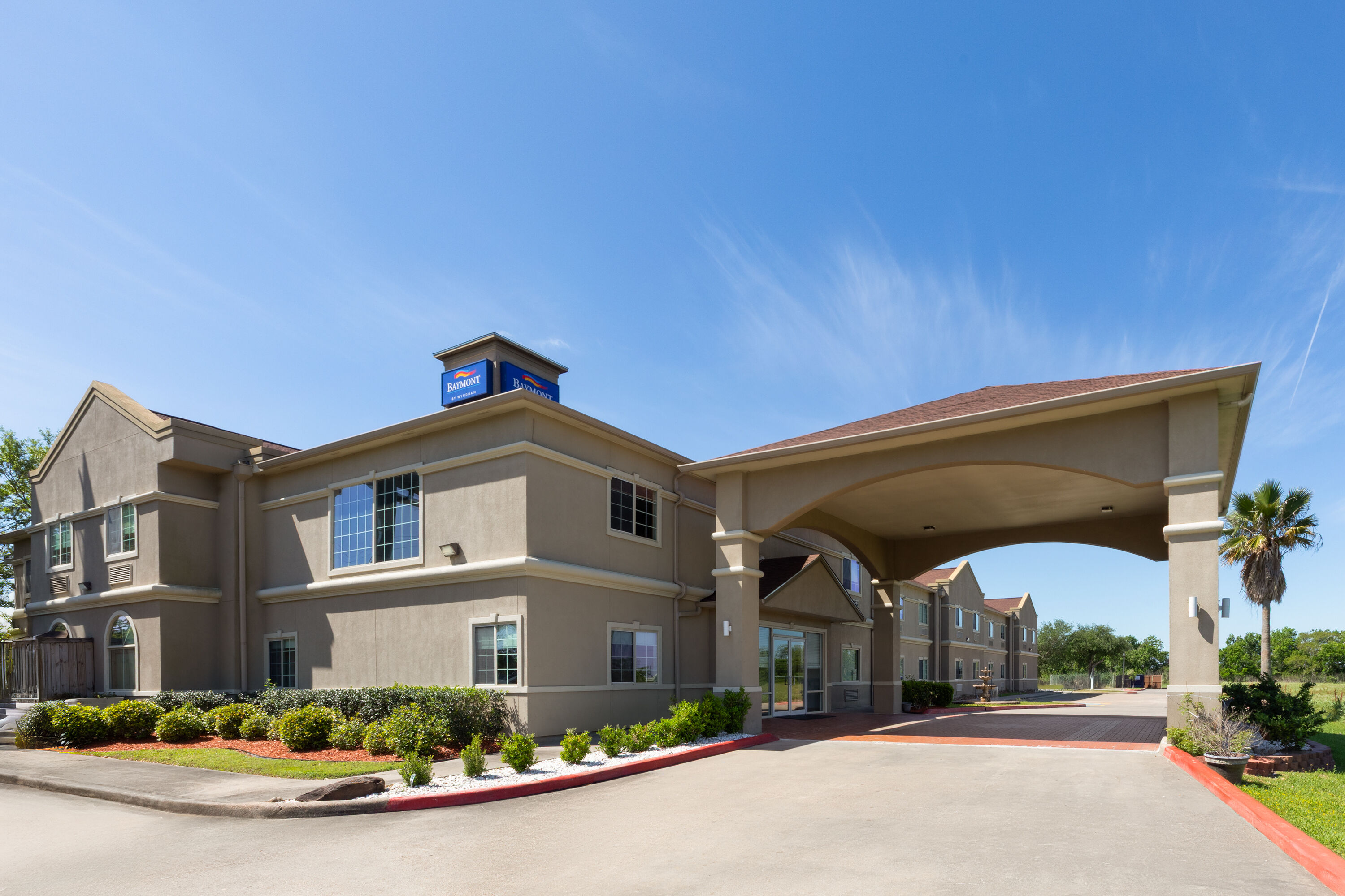 Exterior Day Image of Baymont by Wyndham Texas City hotel in Texas City, Texas