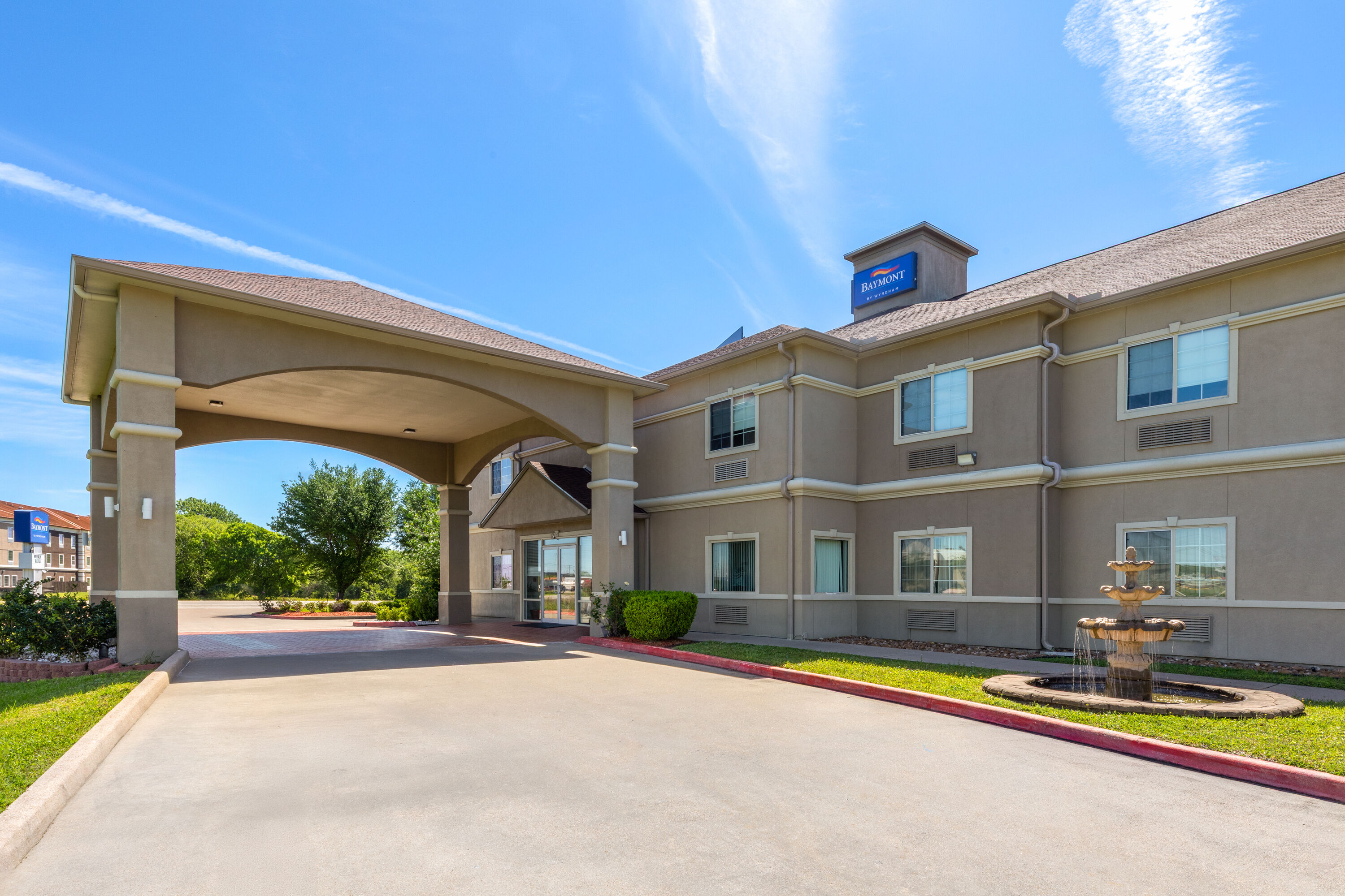 Exterior Day Image of Baymont by Wyndham Texas City hotel in Texas City, Texas