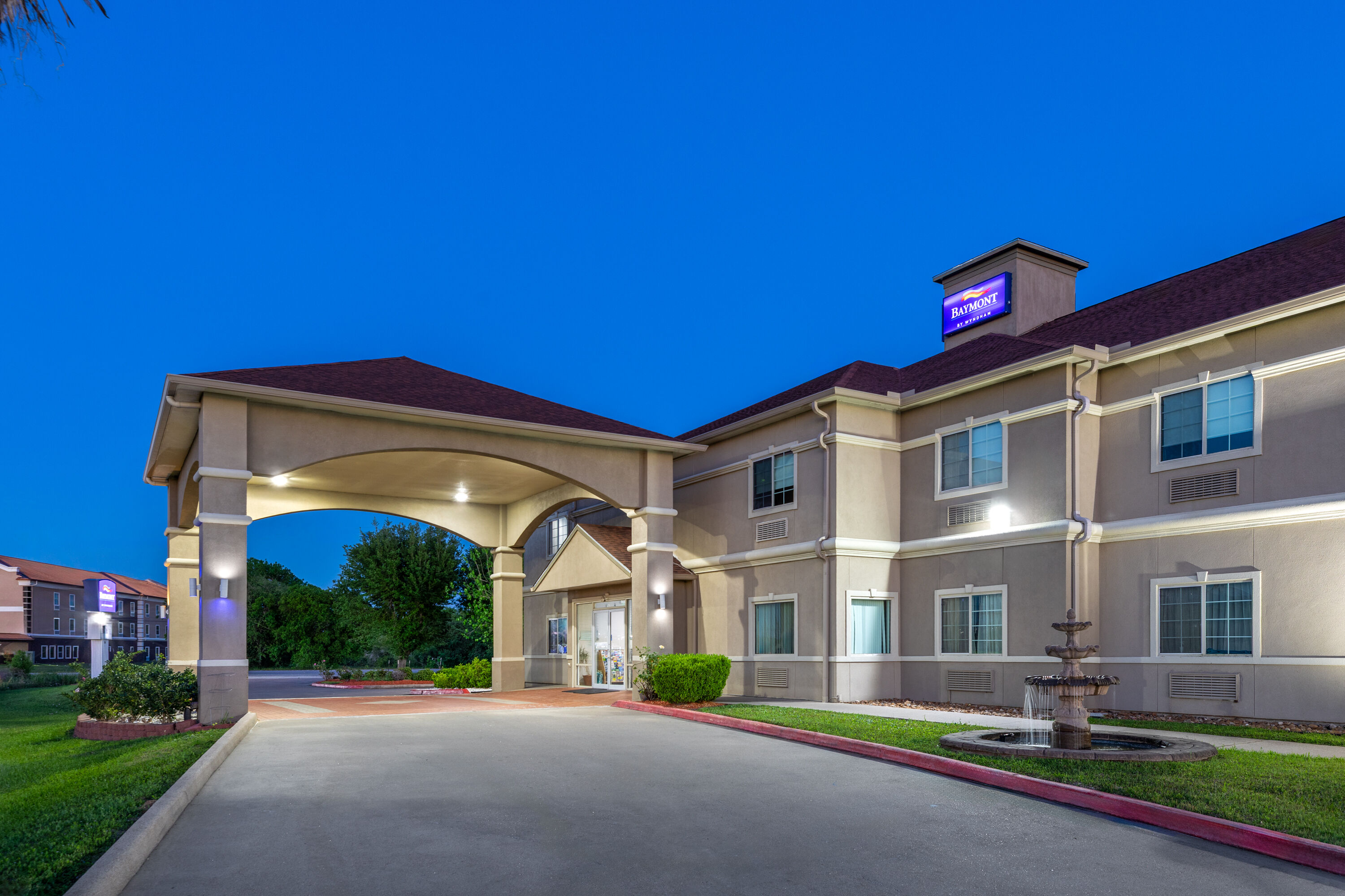 Exterior Dusk Image of Baymont by Wyndham Texas City hotel in Texas City, Texas