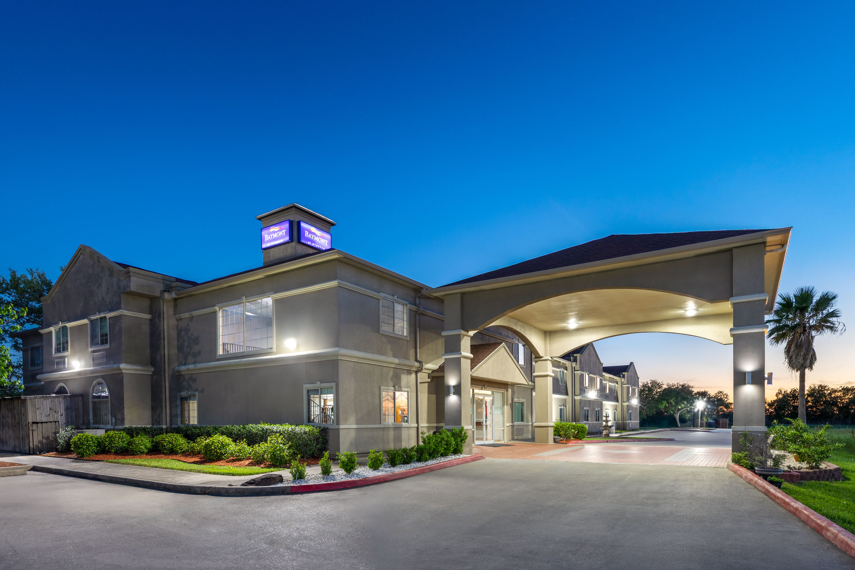 Exterior Dusk Image of Baymont by Wyndham Texas City hotel in Texas City, Texas