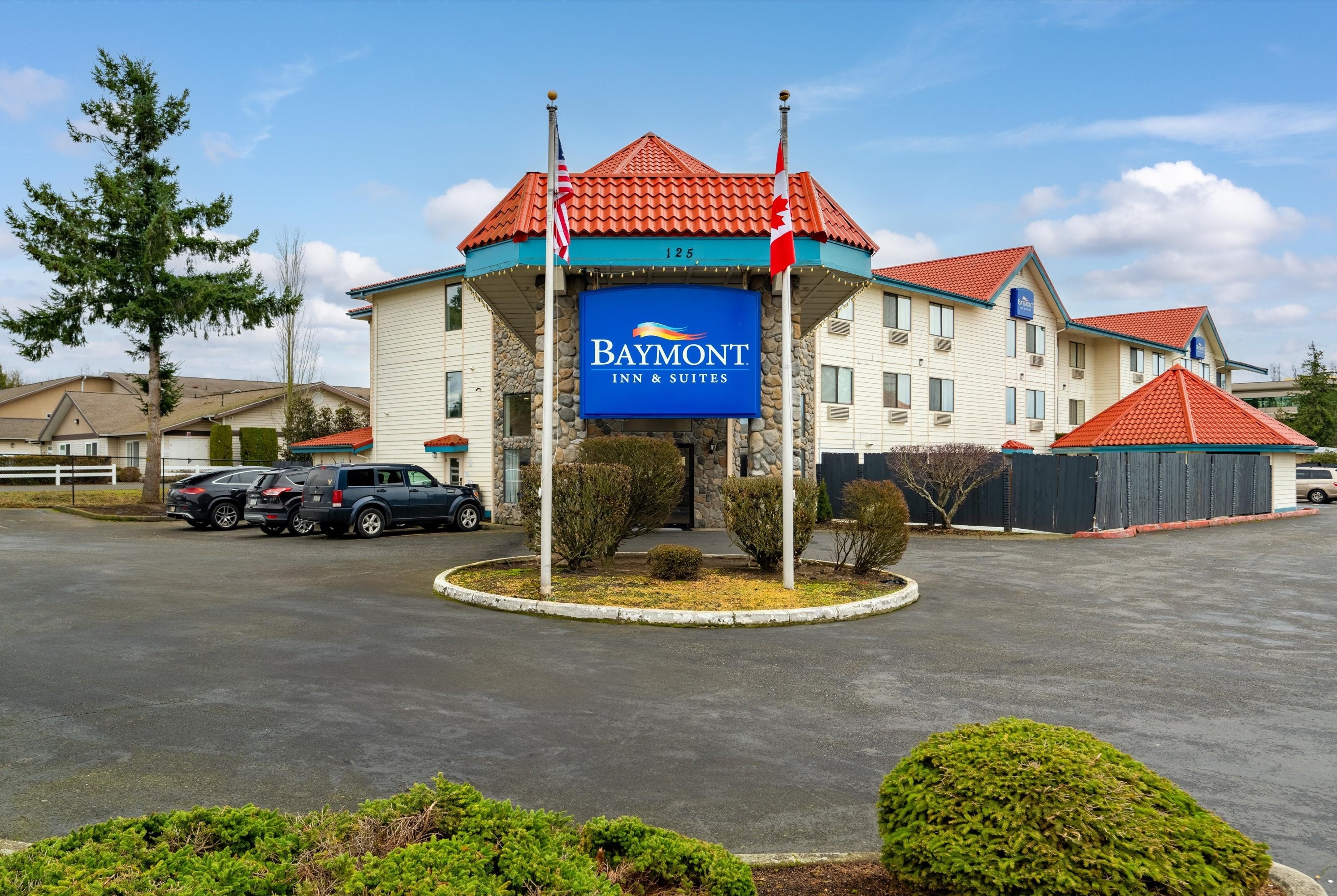 Exterior of Baymont by Wyndham Bellingham hotel in Bellingham, Washington