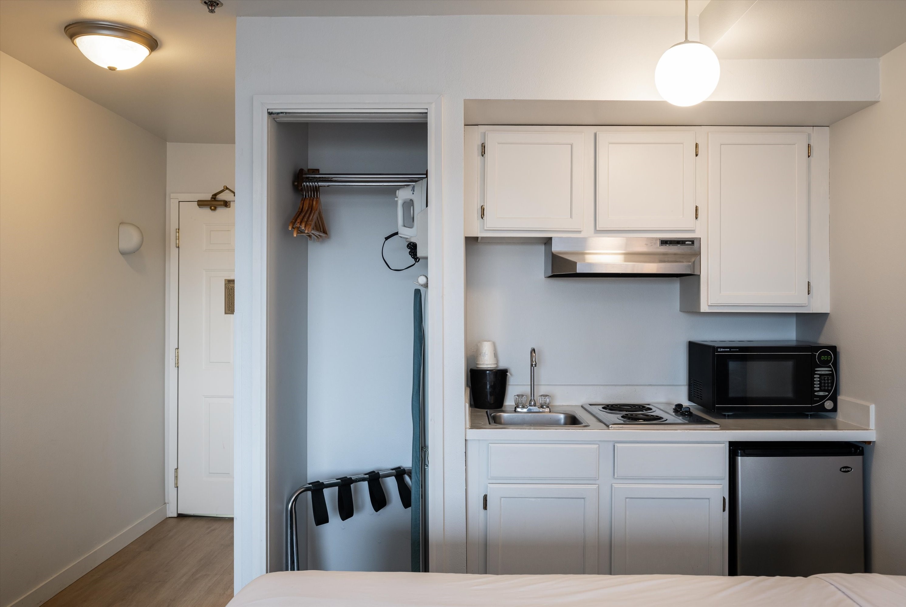Guest room at the Baymont by Wyndham Bellingham in Bellingham, Washington