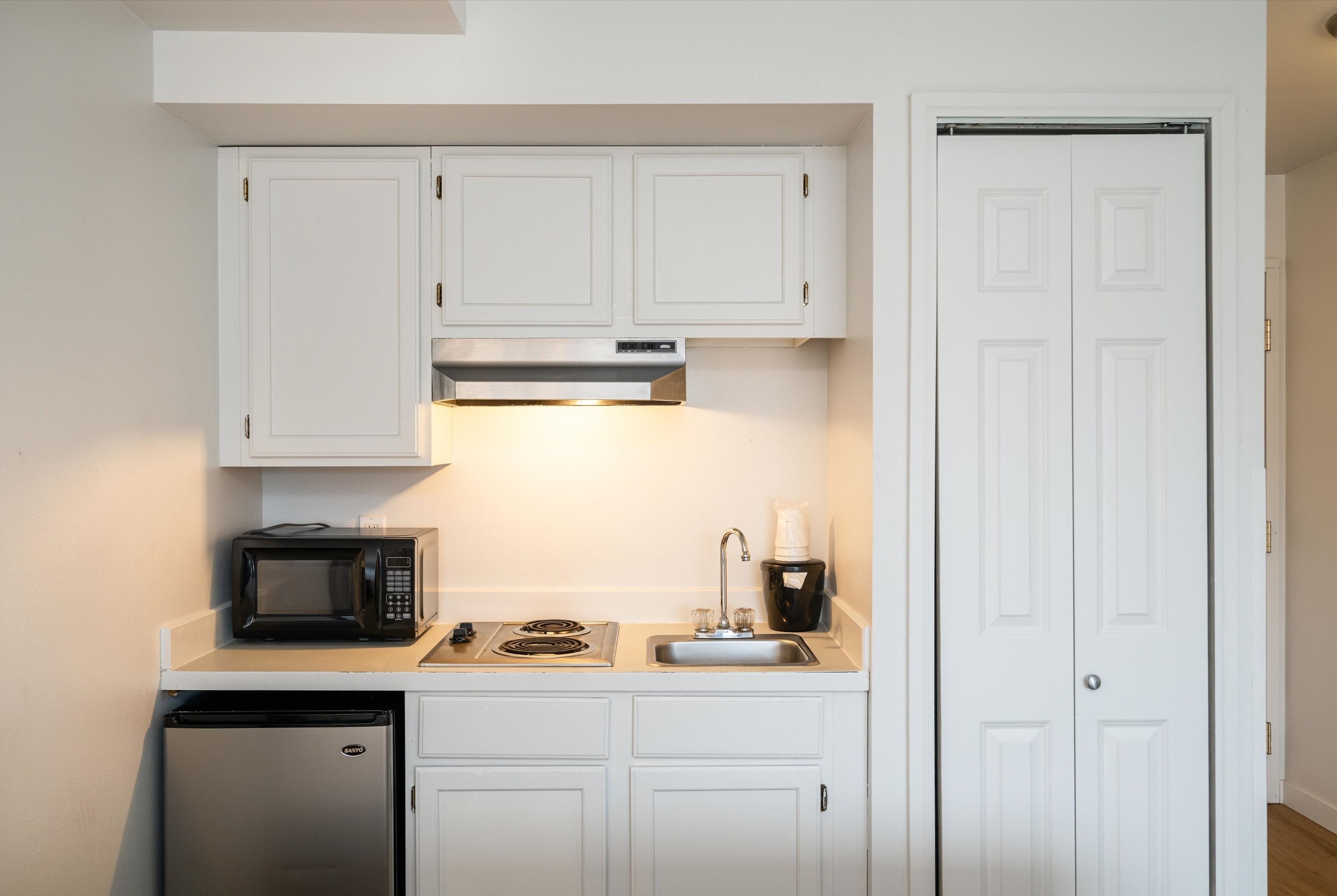 Guest room at the Baymont by Wyndham Bellingham in Bellingham, Washington