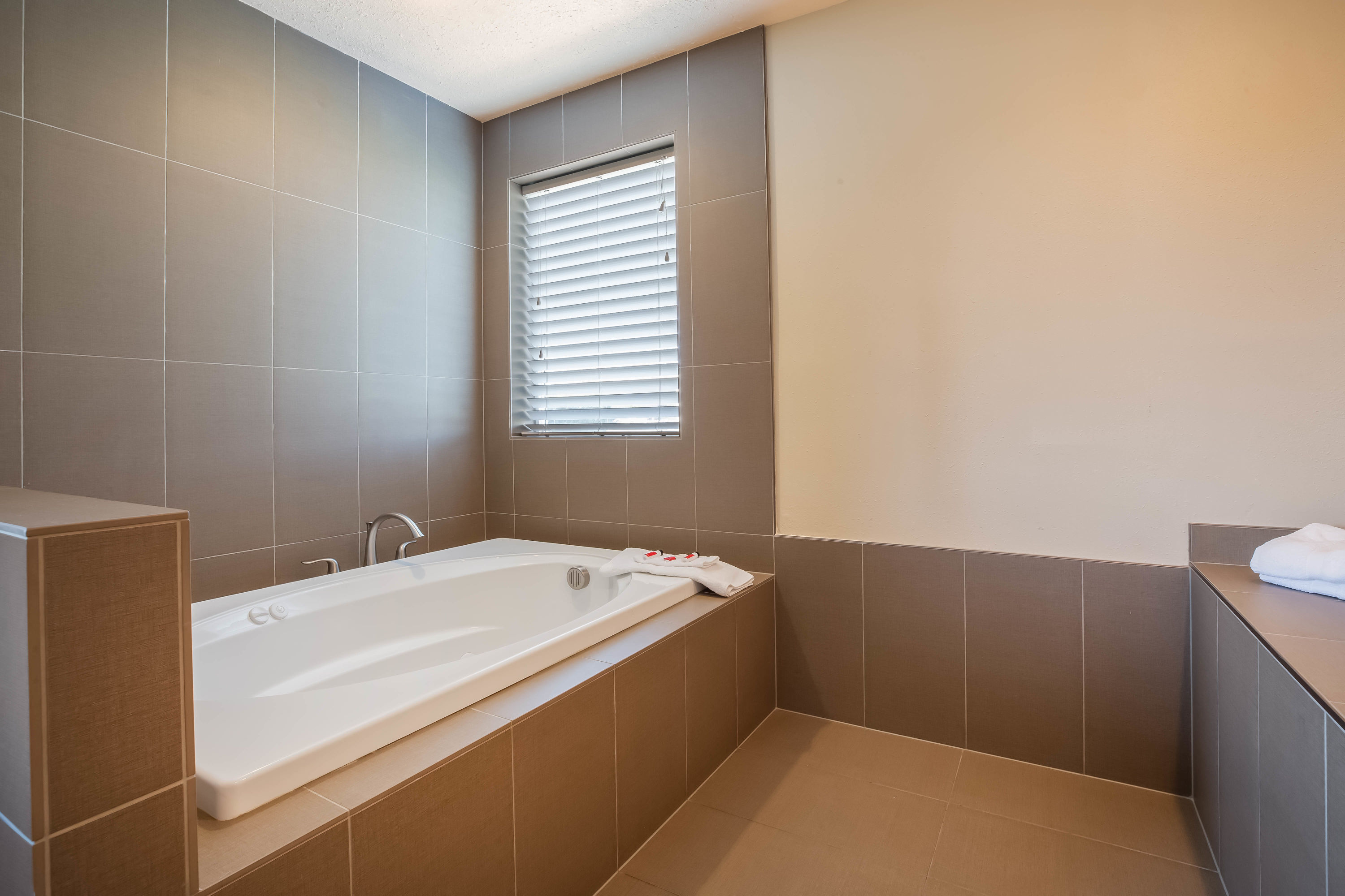 Guest room bath at the Baymont by Wyndham Tri-Cities/Kennewick WA in Kennewick, Washington