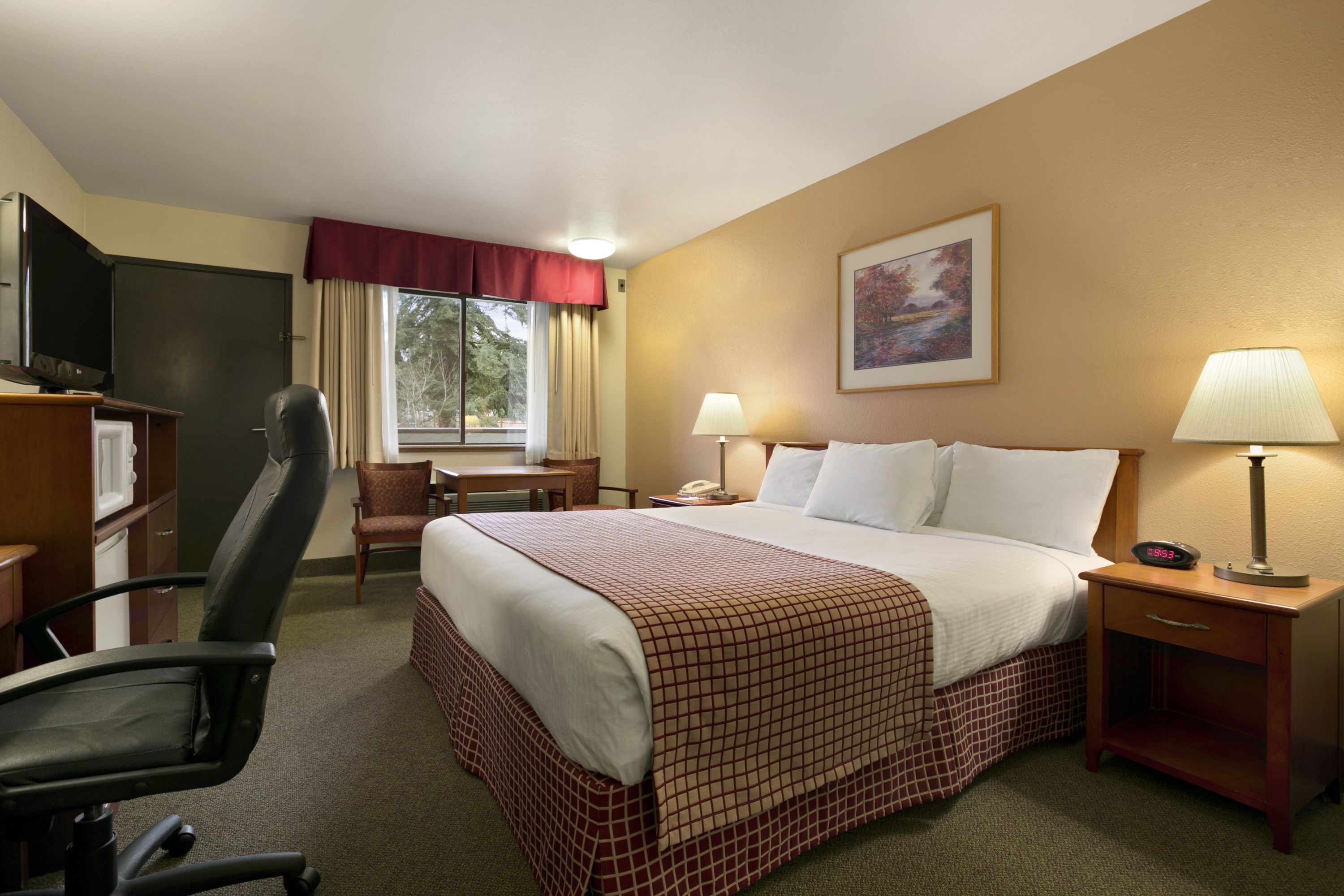 Guest room at the Baymont by Wyndham Seattle/Kirkland WA in Kirkland, Washington