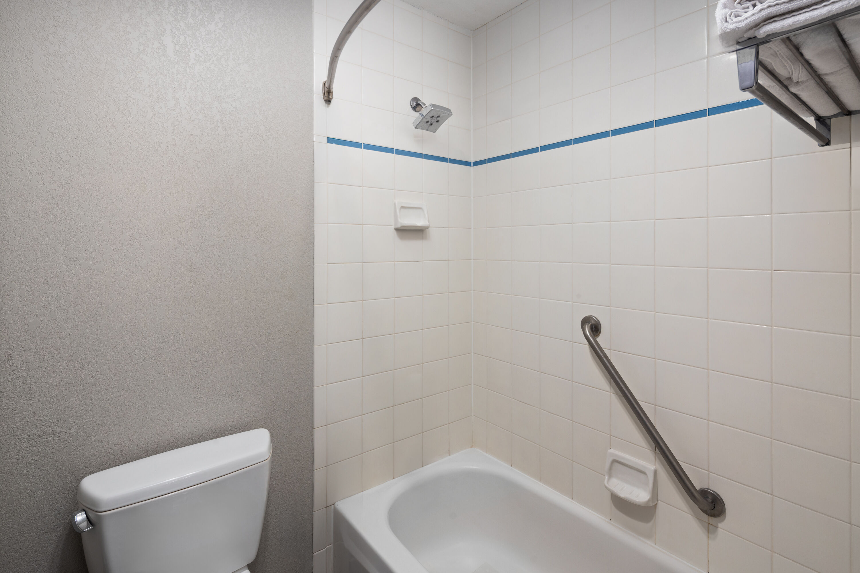 Guest room bath at the Baymont by Wyndham Moses Lake in Moses Lake, Washington