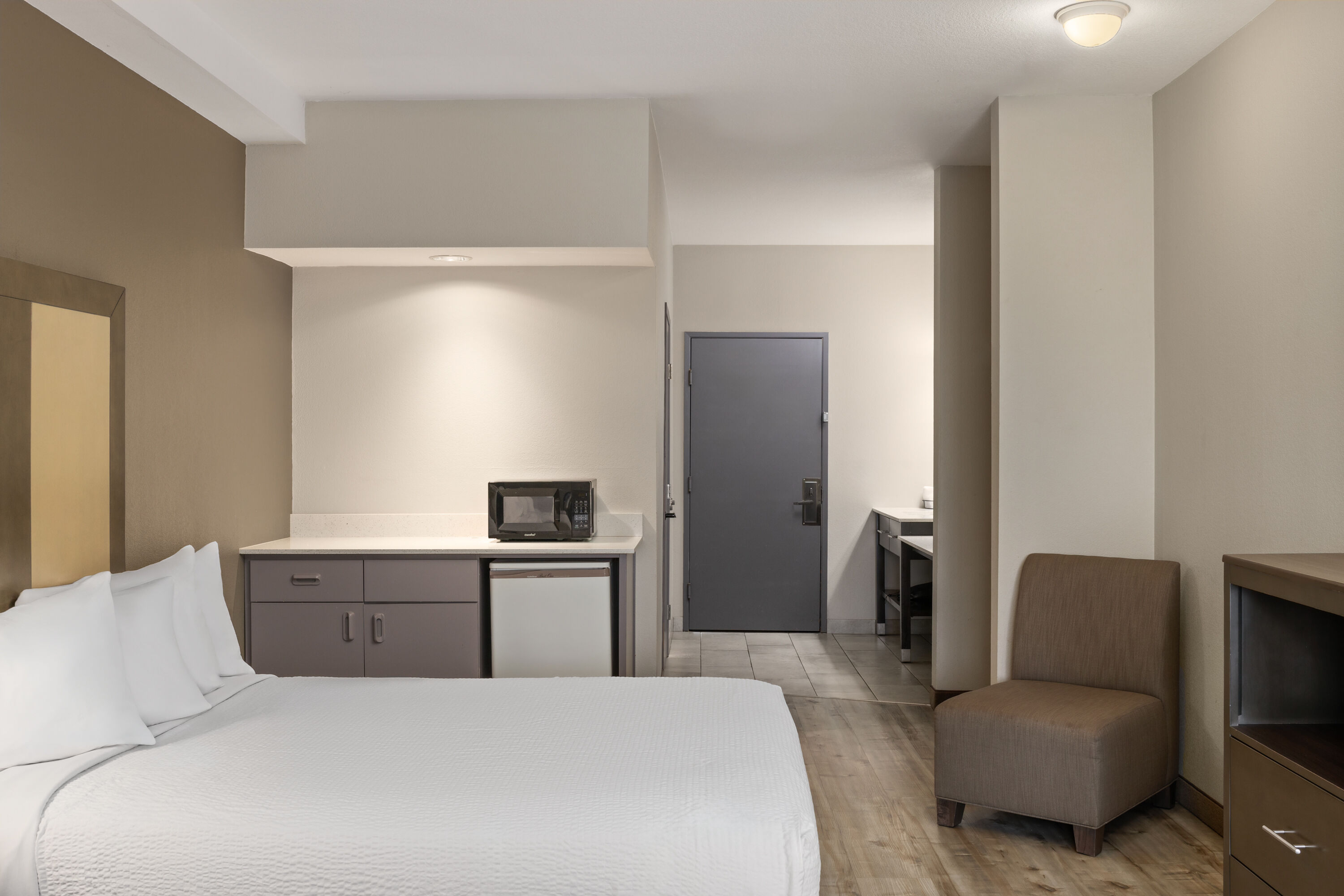 Guest room at the Baymont by Wyndham Moses Lake in Moses Lake, Washington