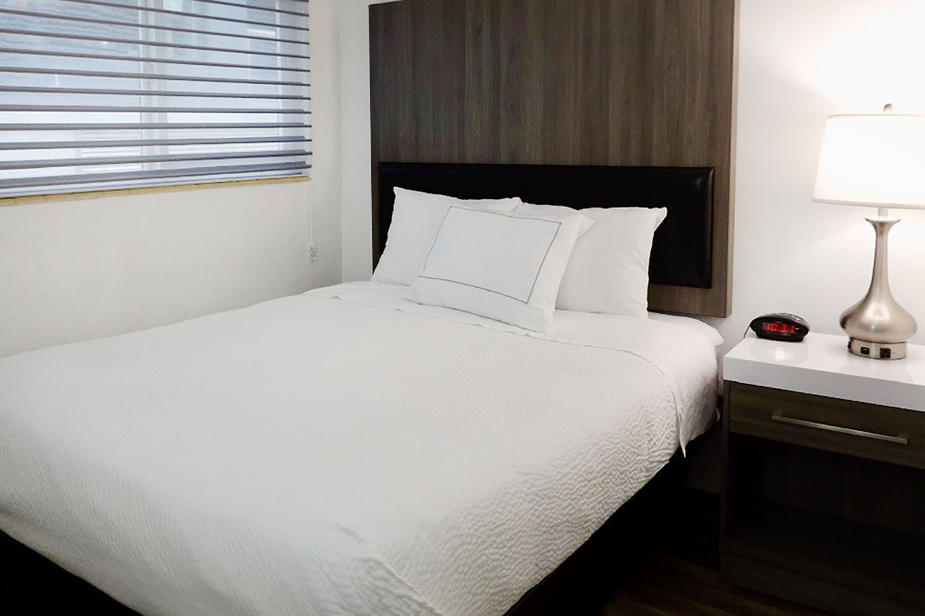 Guest room at the The Dylan, a Baymont by Wyndham in Seattle, Washington