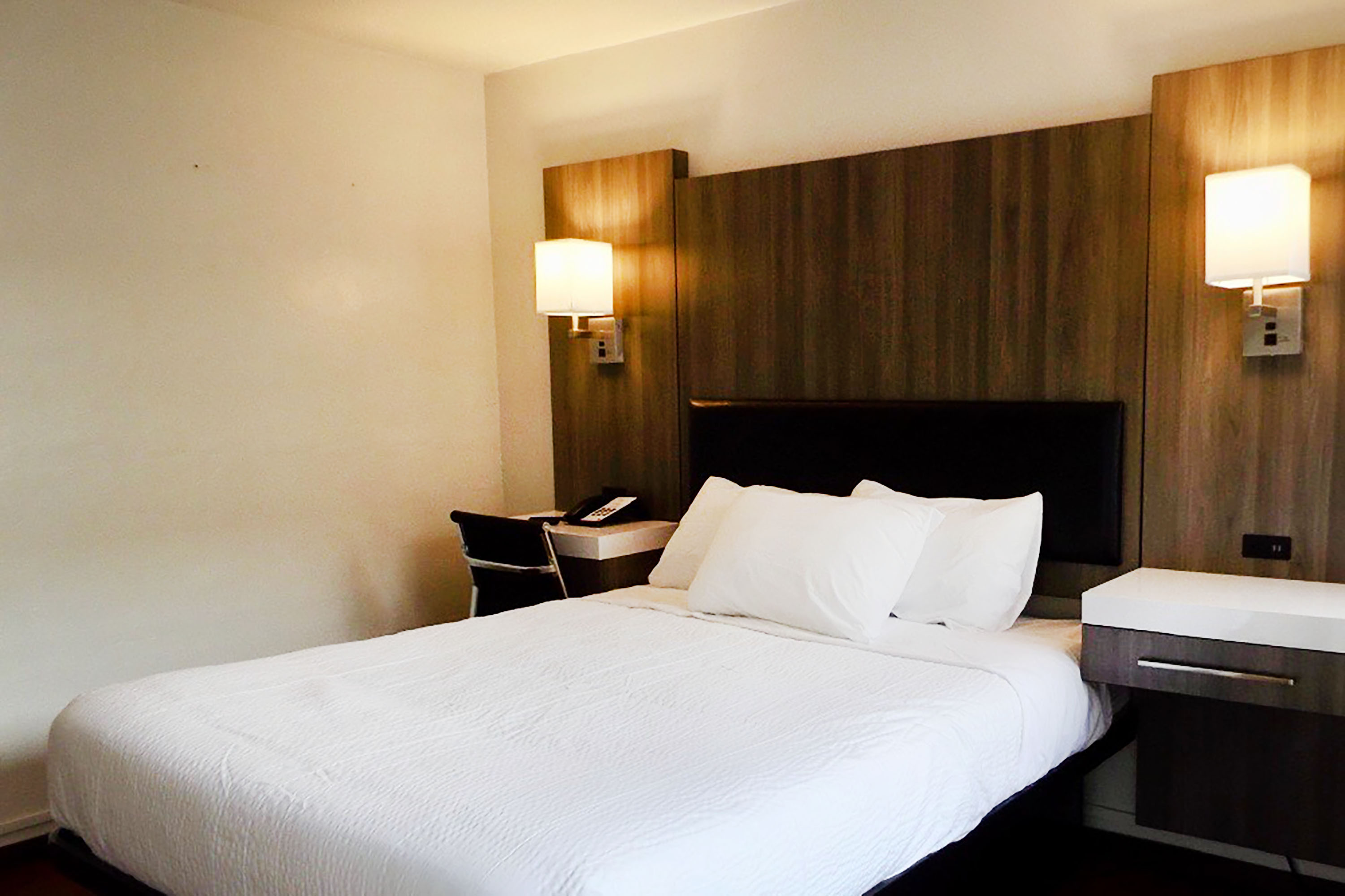 Guest room at the The Dylan, a Baymont by Wyndham in Seattle, Washington