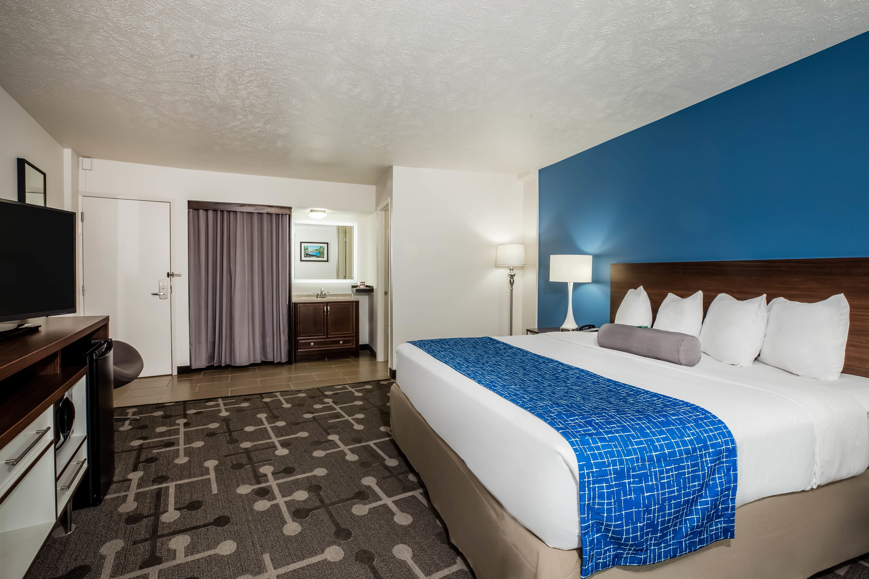 Guest room at the Baymont by Wyndham Spokane in Spokane, Washington