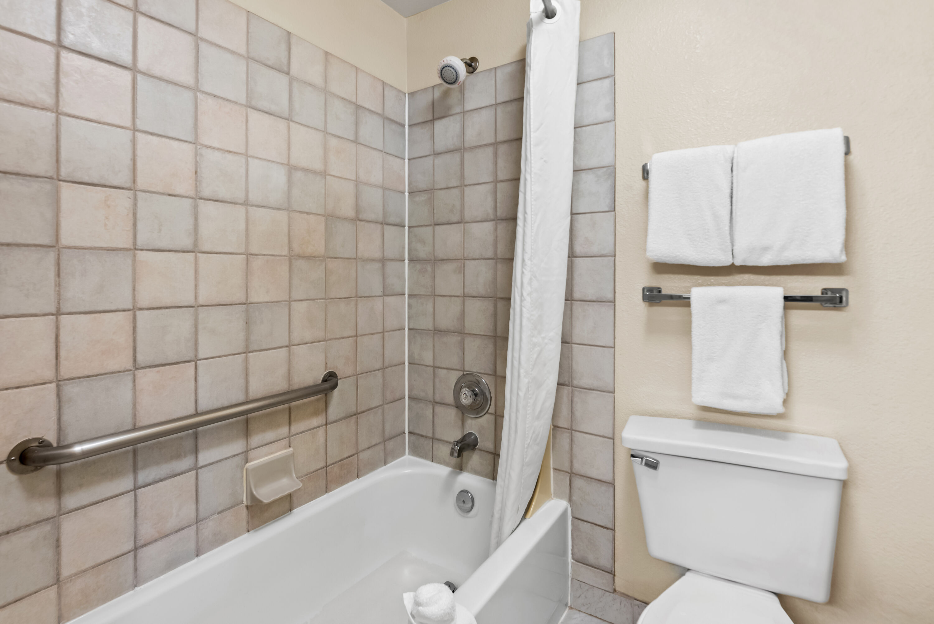 Guest room bath at the Baymont by Wyndham Yakima Riverfront in Yakima, Washington