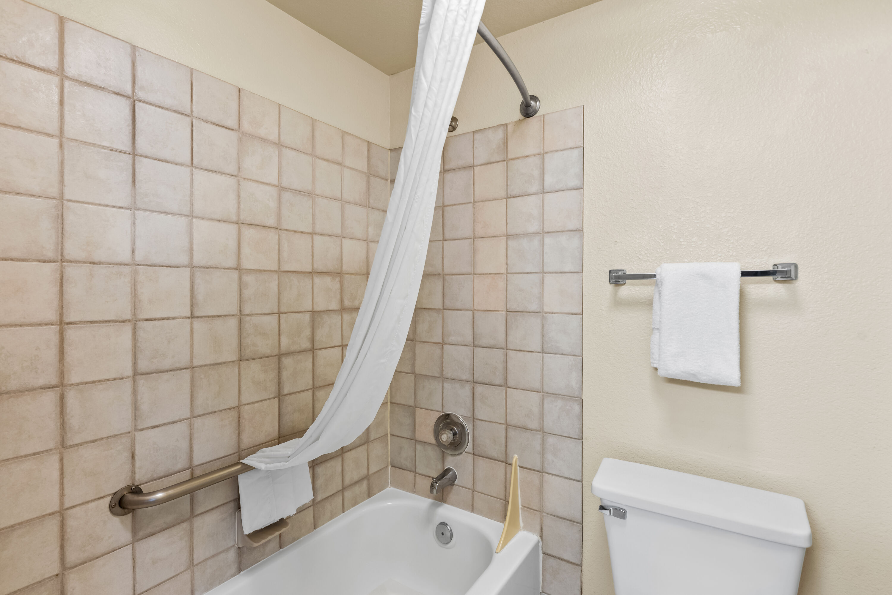 Guest room bath at the Baymont by Wyndham Yakima Riverfront in Yakima, Washington