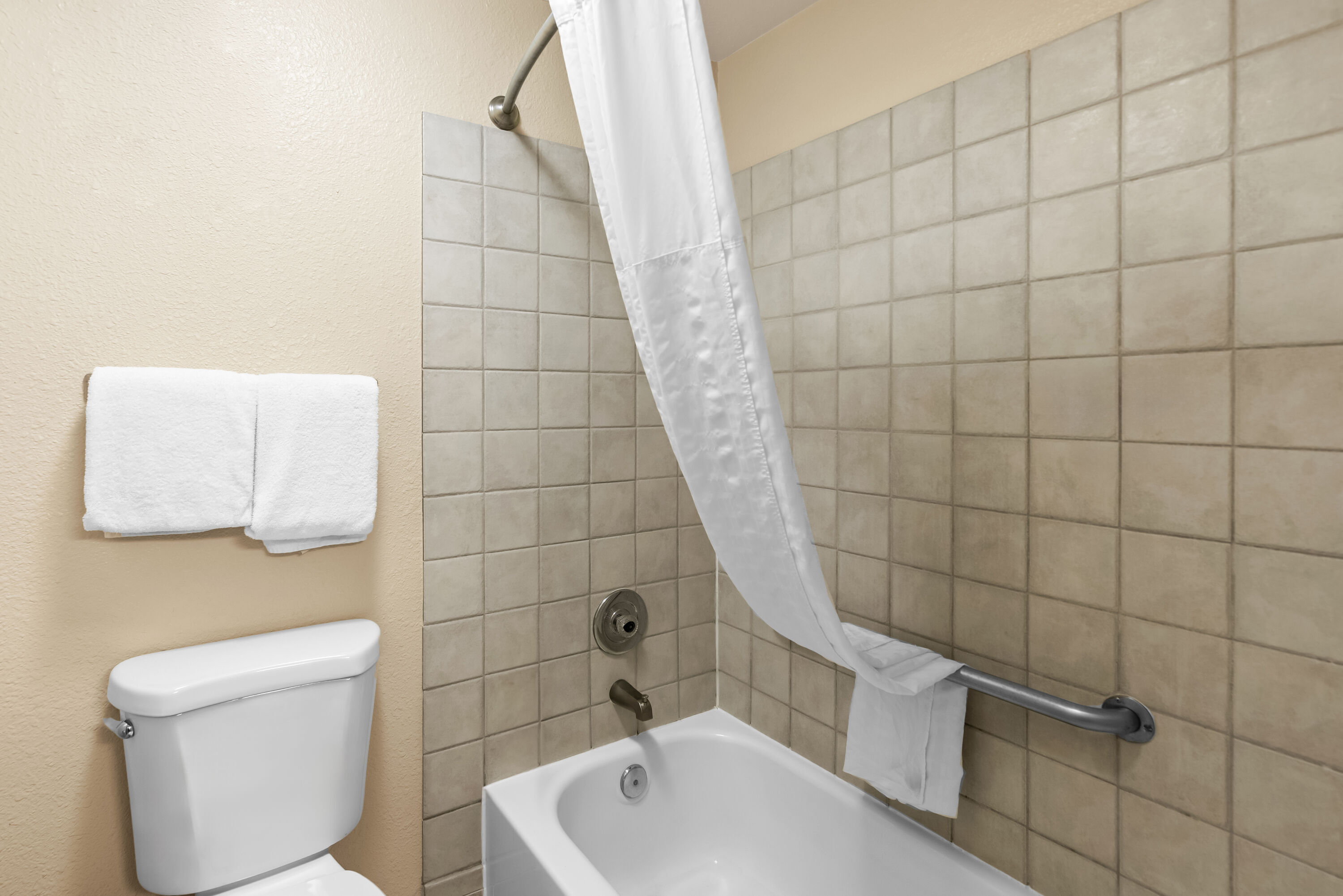 Guest room bath at the Baymont by Wyndham Yakima Riverfront in Yakima, Washington