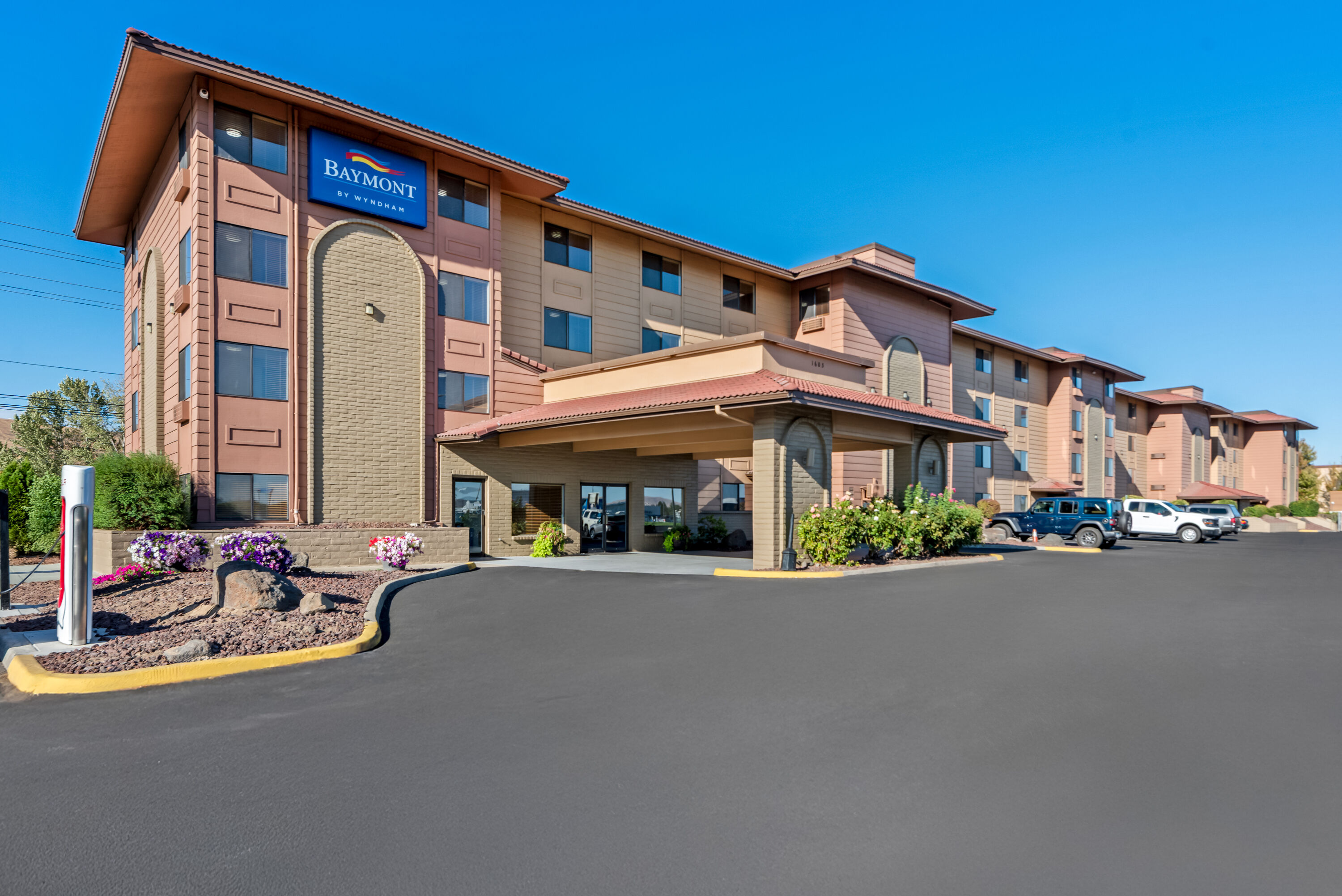 Exterior of Baymont by Wyndham Yakima Riverfront hotel in Yakima, Washington