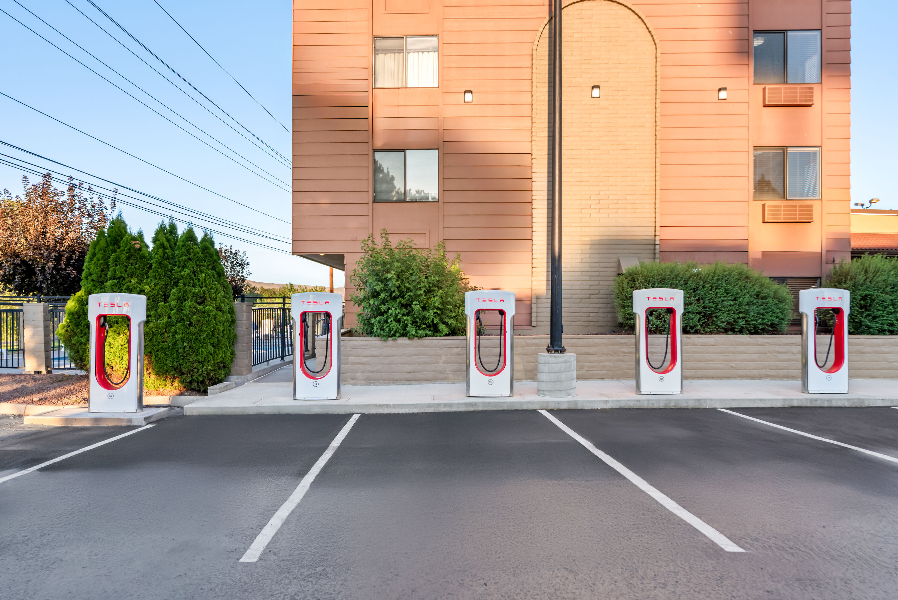 Exterior of Baymont by Wyndham Yakima Riverfront hotel in Yakima, Washington