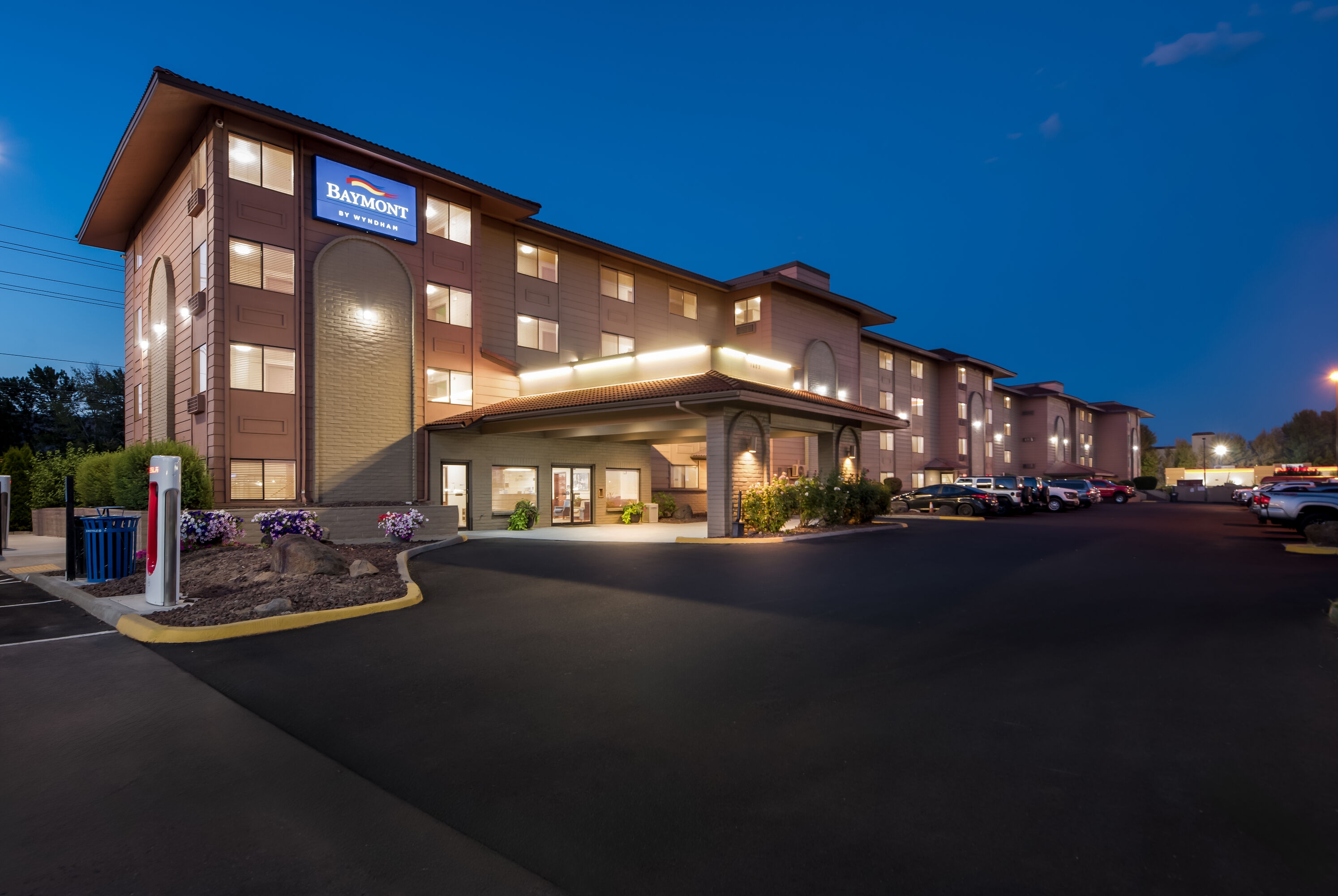 Exterior of Baymont by Wyndham Yakima Riverfront hotel in Yakima, Washington