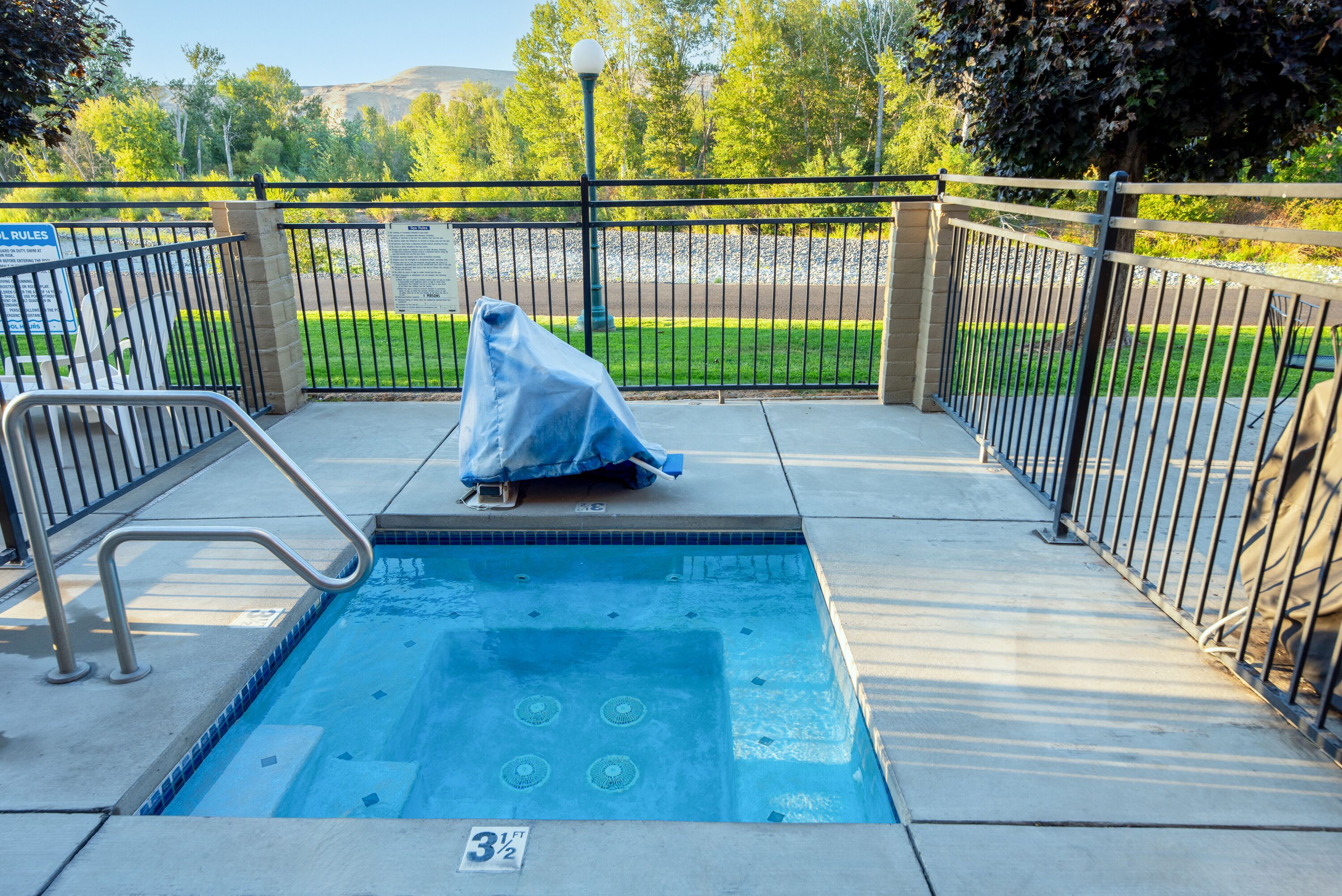 Hot tub at the Baymont by Wyndham Yakima Riverfront in Yakima, Washington