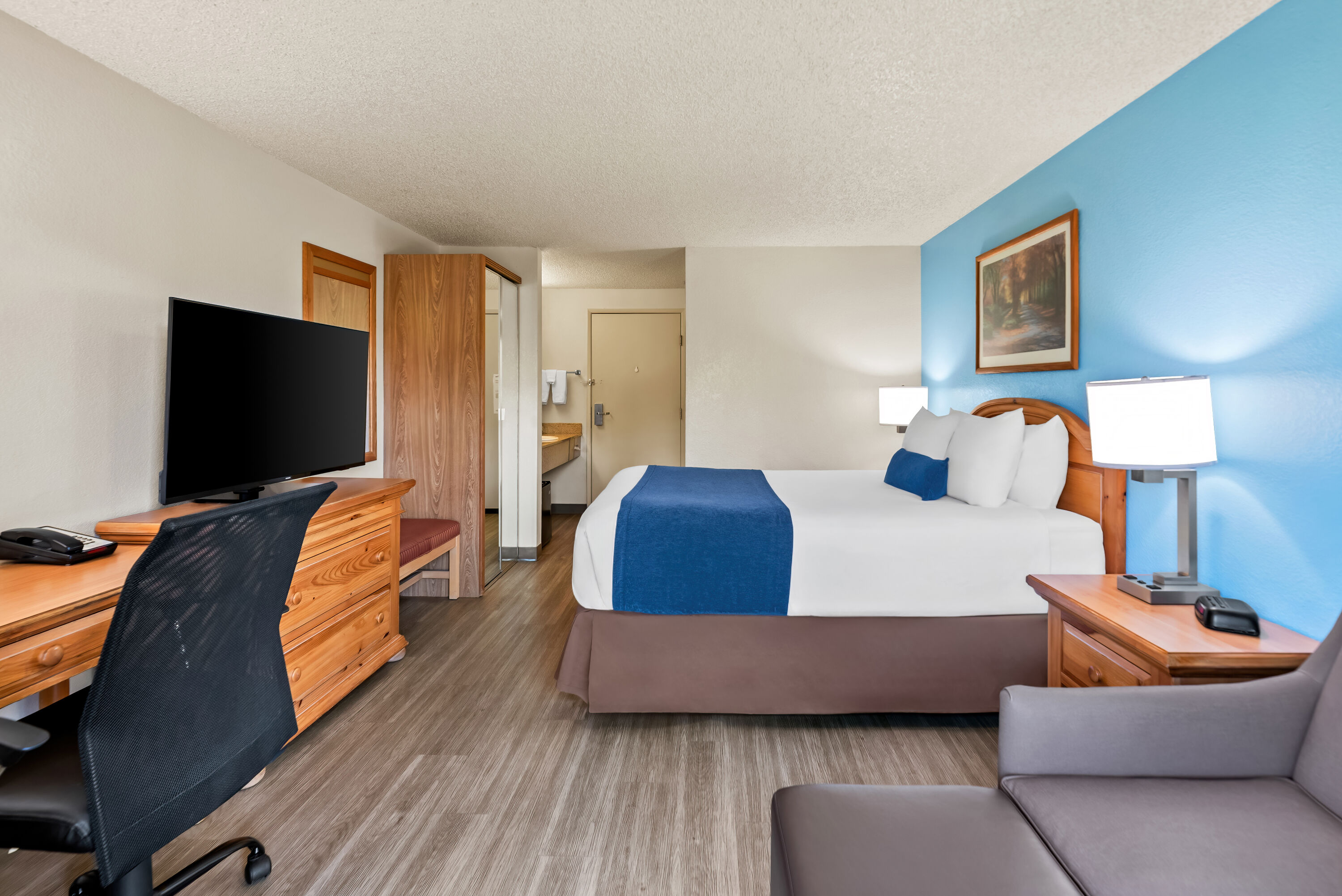 Guest room at the Baymont by Wyndham Yakima Riverfront in Yakima, Washington