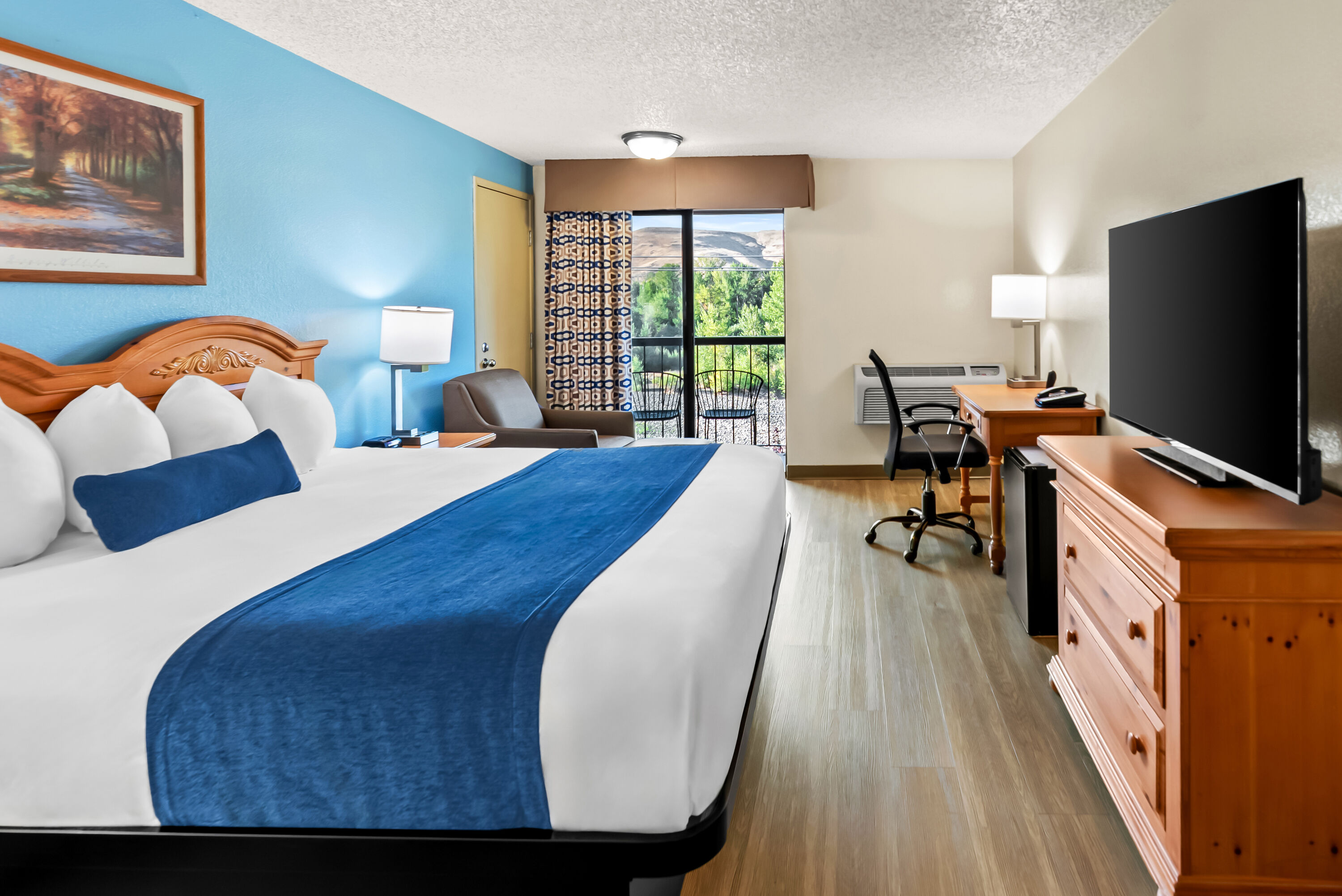 Guest room at the Baymont by Wyndham Yakima Riverfront in Yakima, Washington