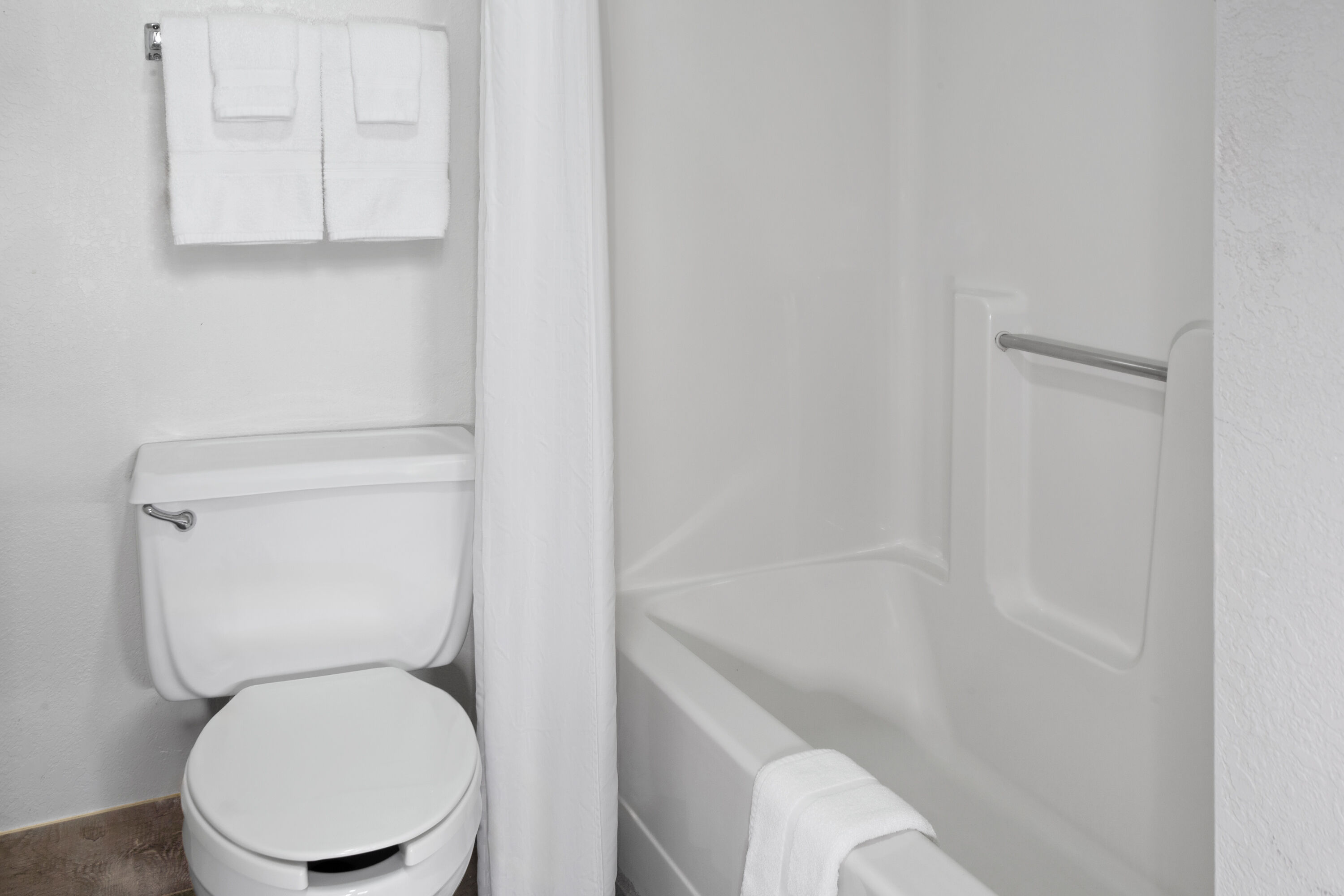 Guest room bath at the Baymont by Wyndham Green Bay in Green Bay, Wisconsin