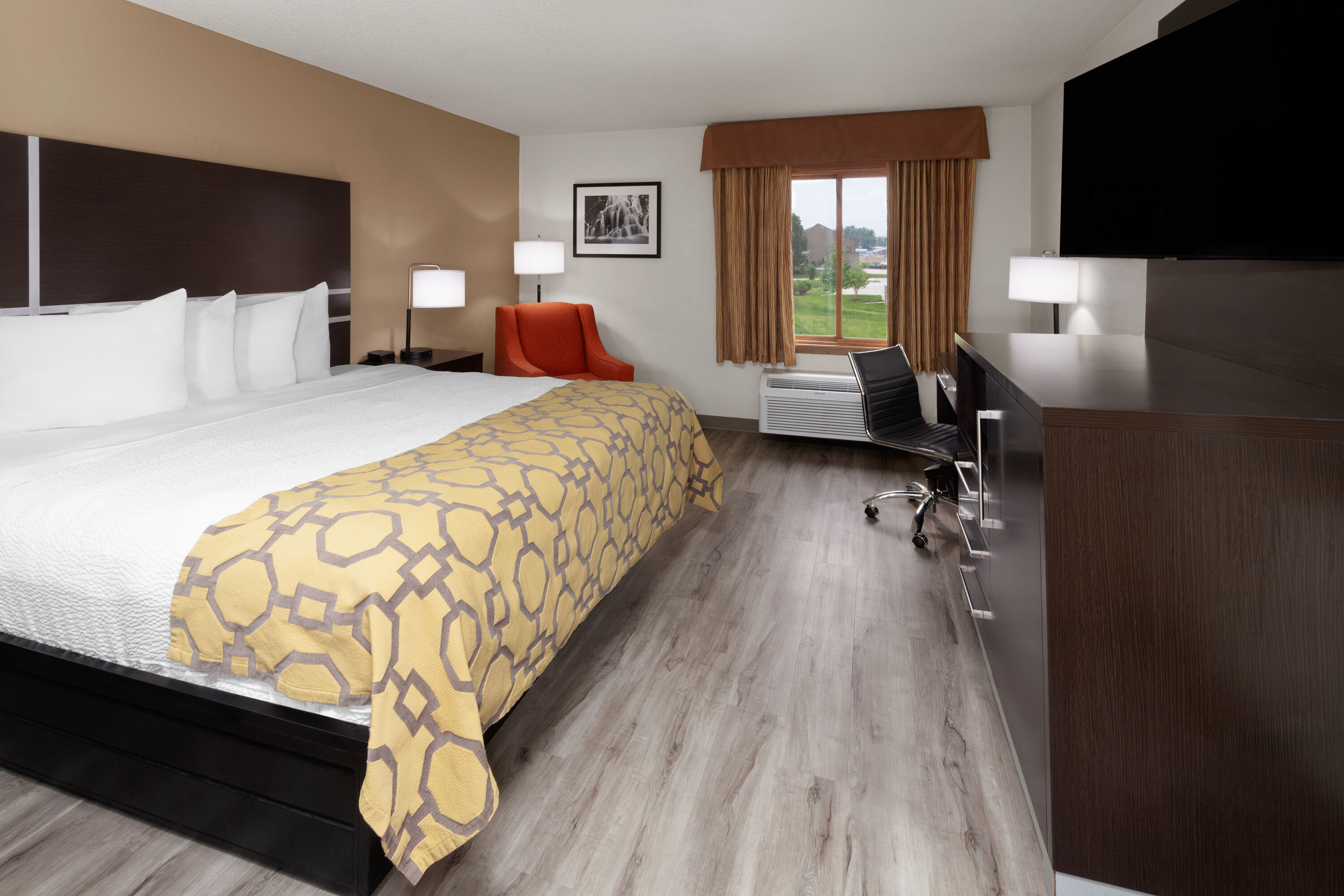 Guest room at the Baymont by Wyndham Green Bay in Green Bay, Wisconsin