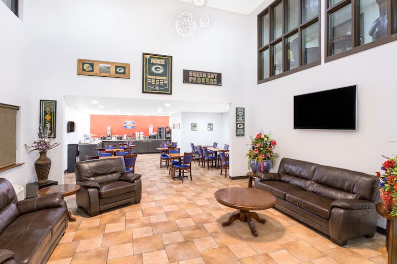 Baymont Inn & Suites Green Bay hotel lobby in Green Bay, Wisconsin