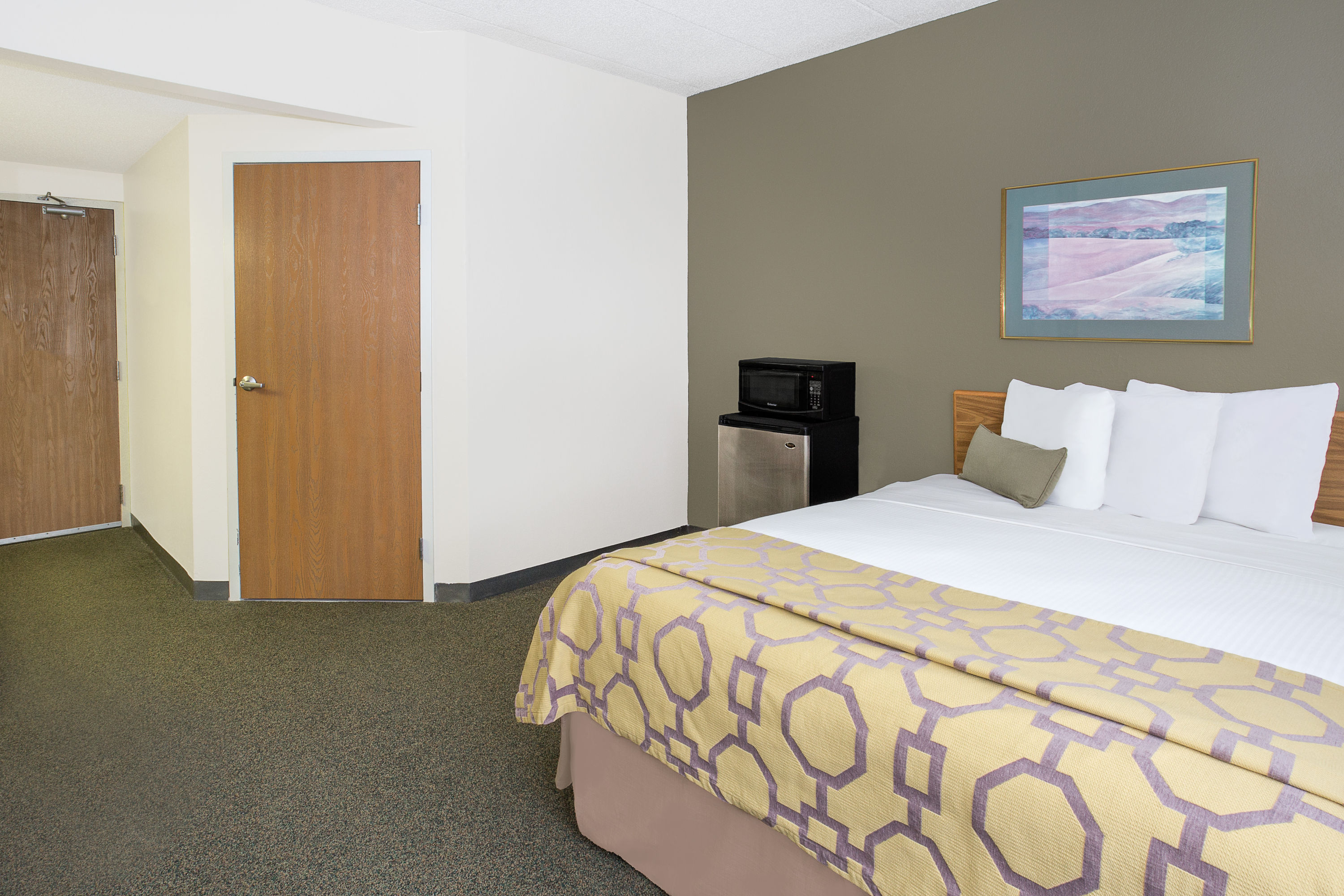 Guest room at the Baymont by Wyndham Janesville in Janesville, Wisconsin