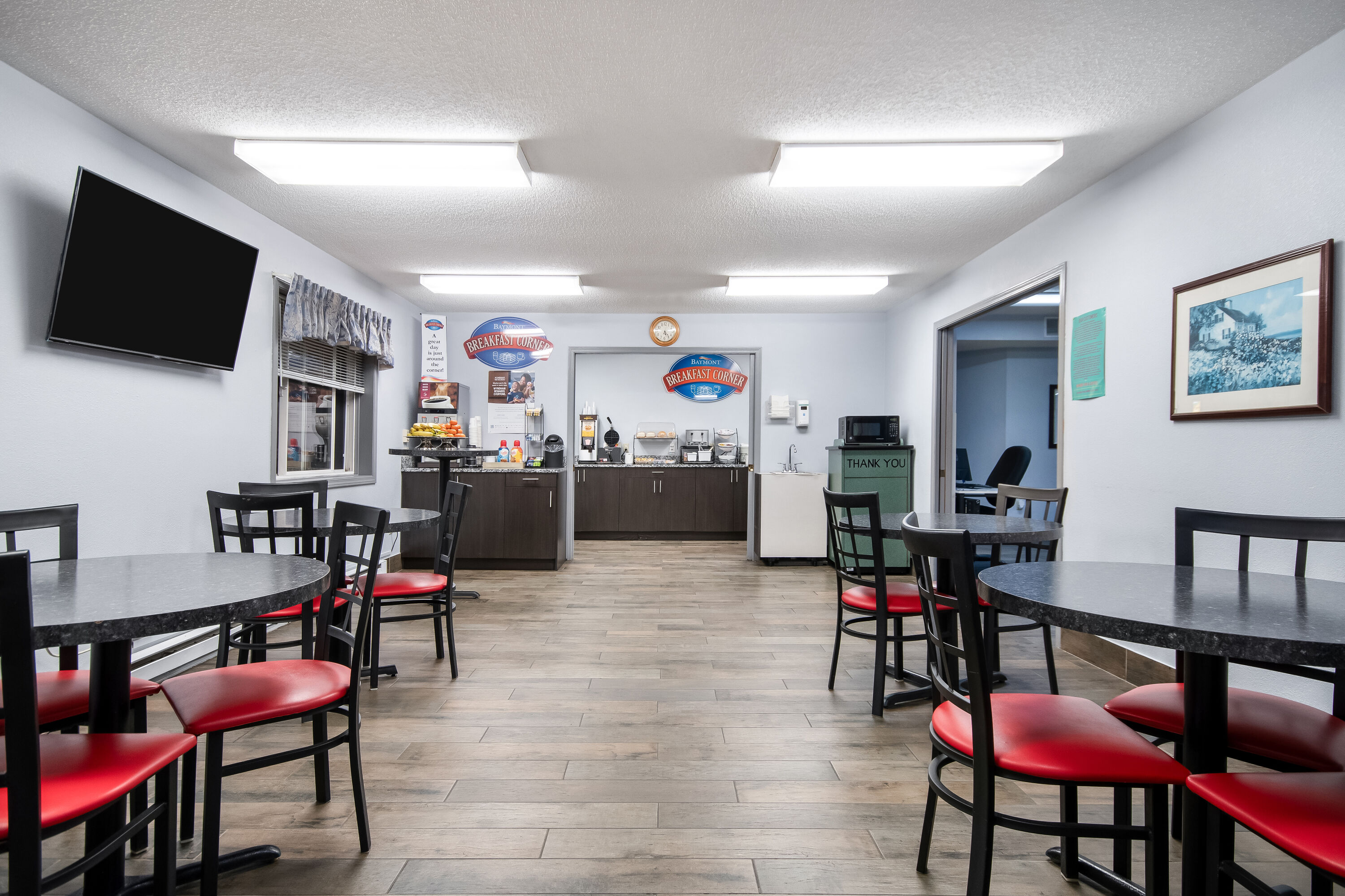 Baymont by Wyndham Marinette restaurant breakfast area with seating in Marinette, Wisconsin