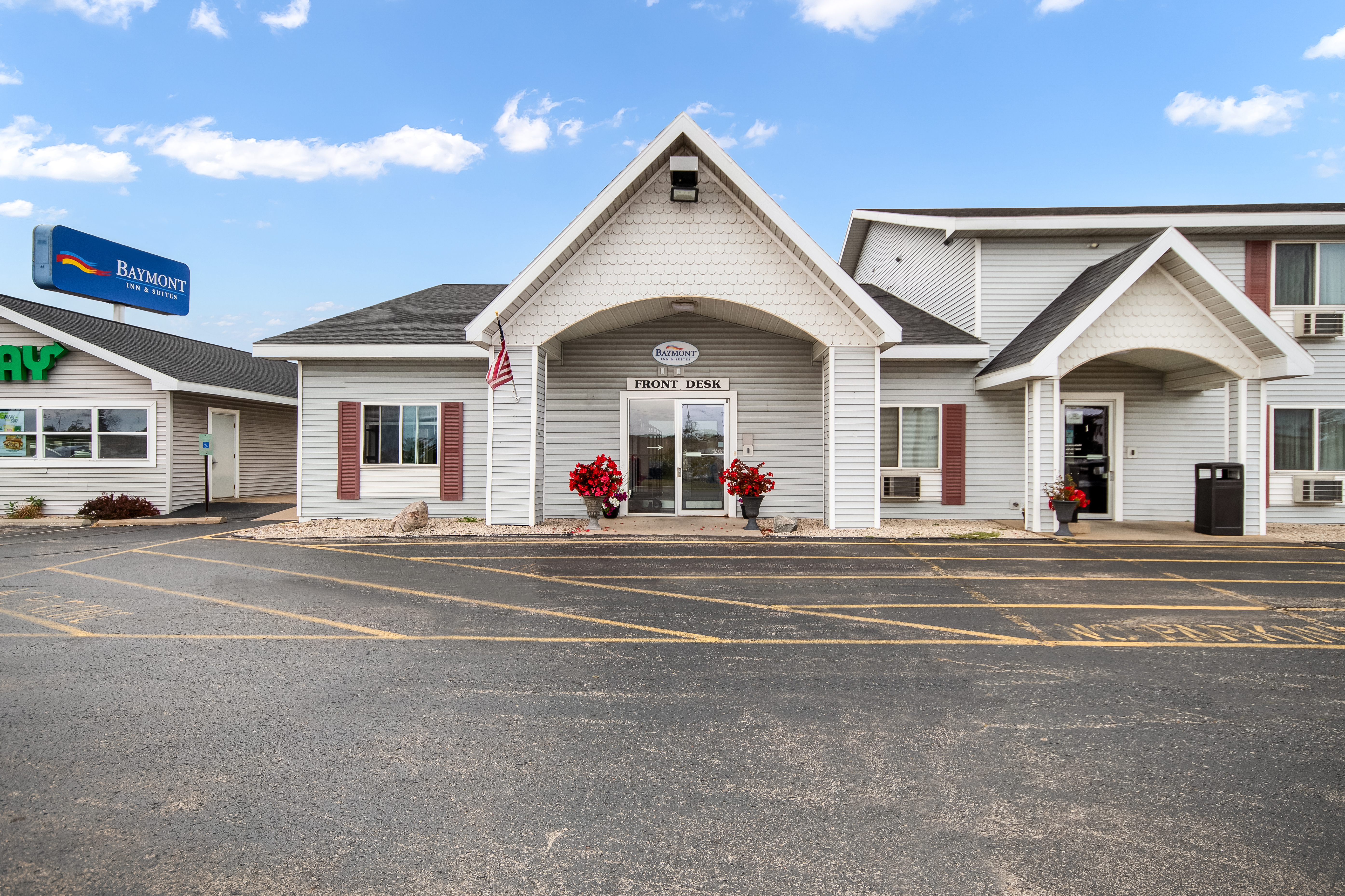 Exterior of Baymont by Wyndham Marinette hotel in Marinette, Wisconsin