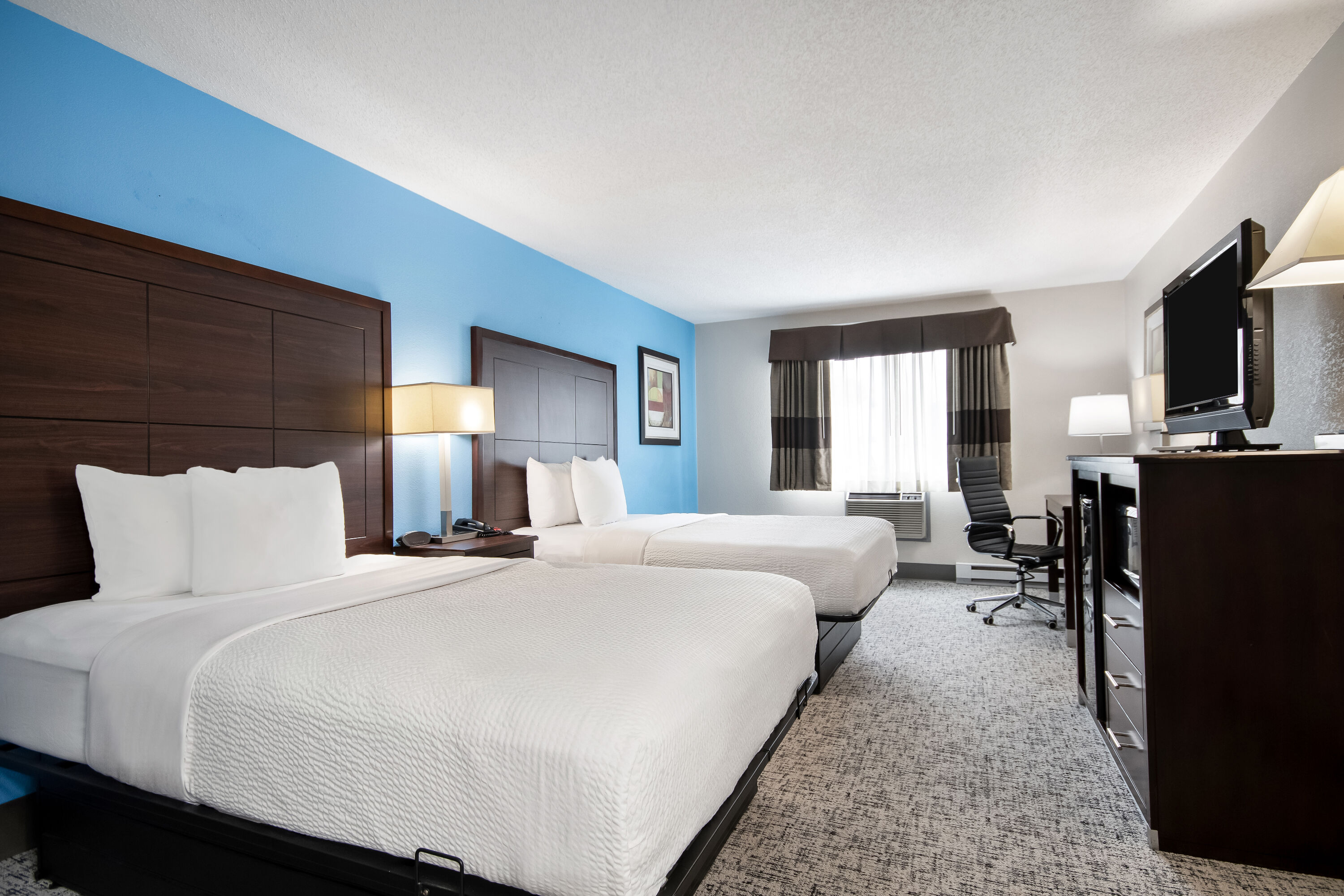 Double bed guest room at the Baymont by Wyndham Marinette in Marinette, Wisconsin