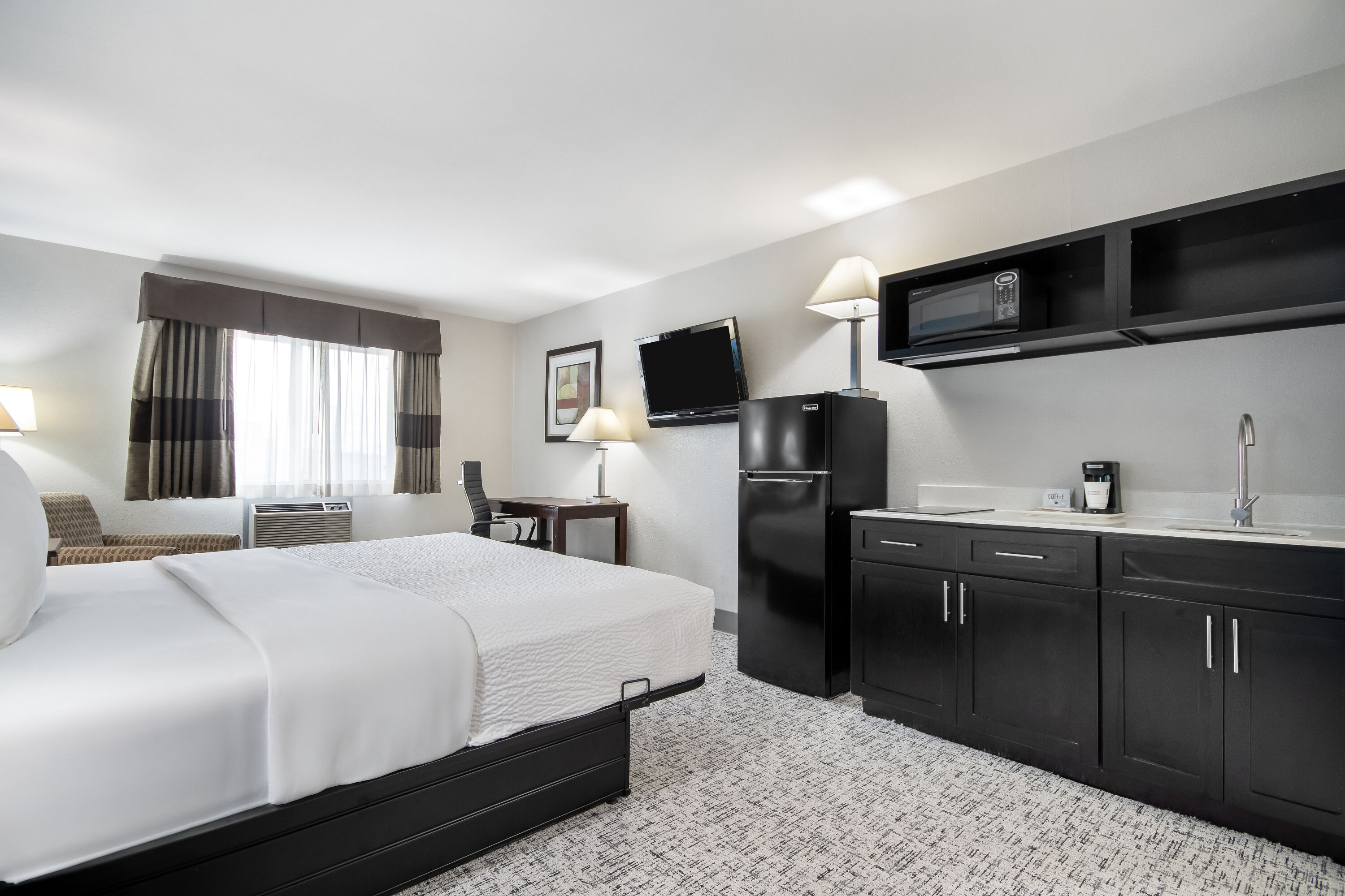 King bed guest room at the Baymont by Wyndham Marinette in Marinette, Wisconsin