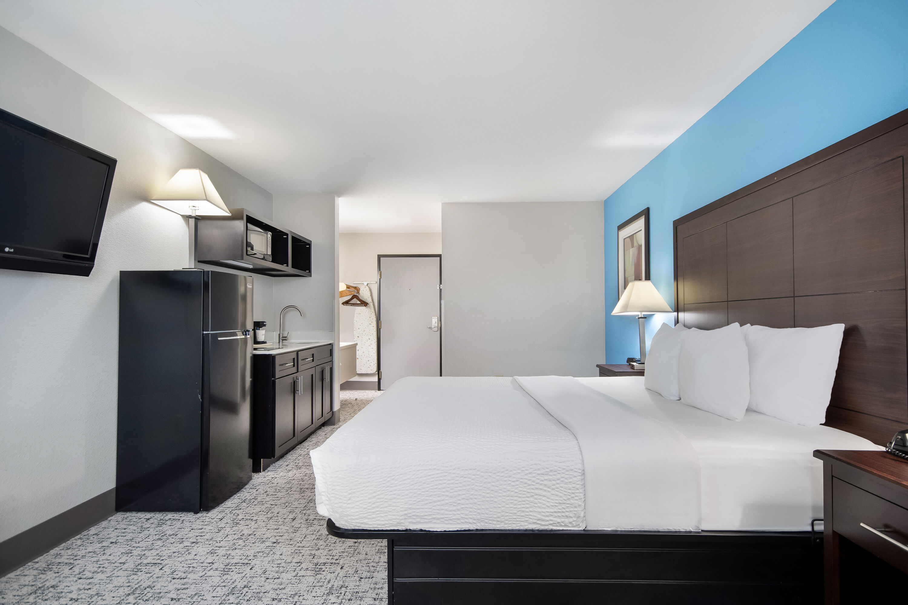 King bed guest room at the Baymont by Wyndham Marinette in Marinette, Wisconsin