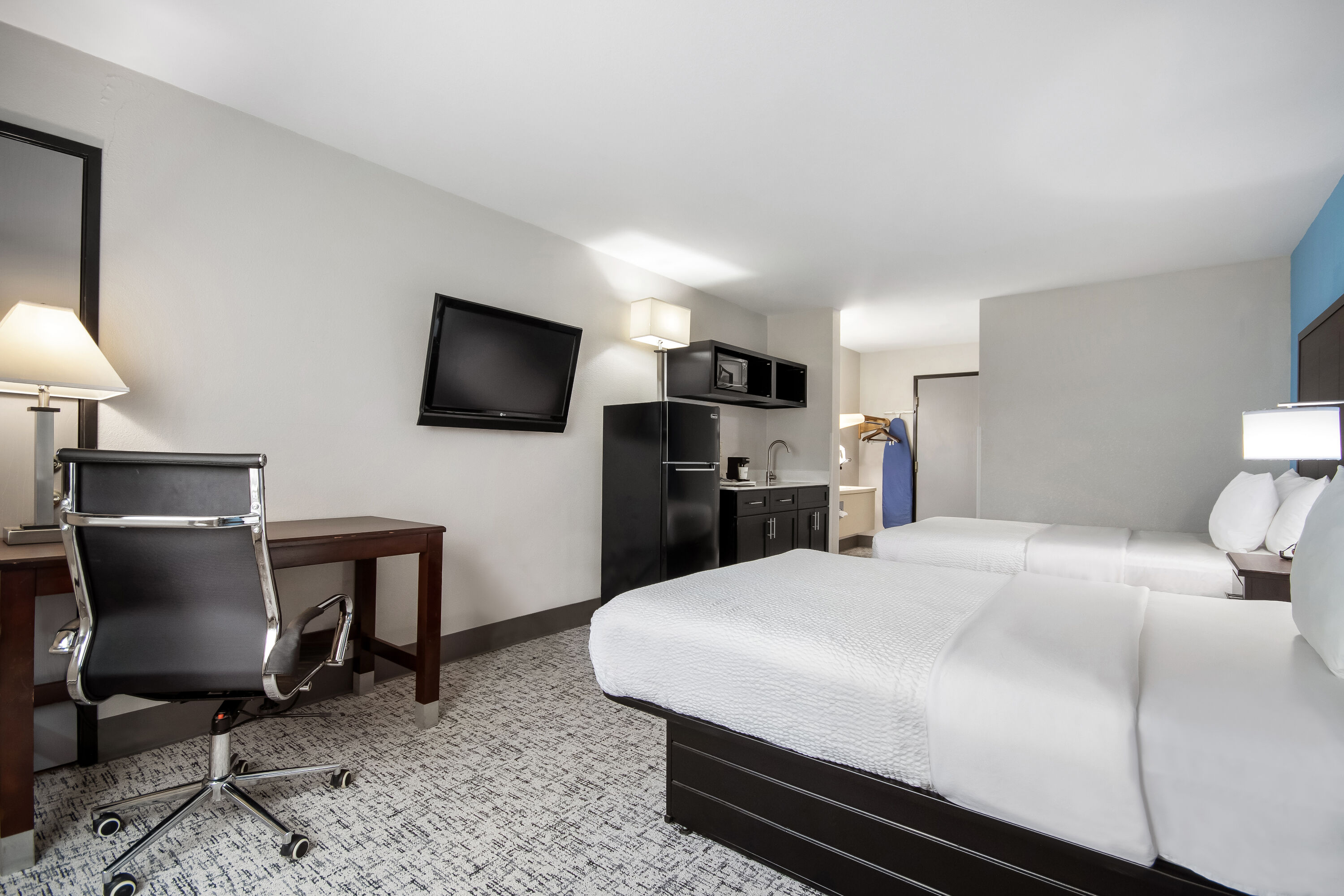 King bed guest room at the Baymont by Wyndham Marinette in Marinette, Wisconsin